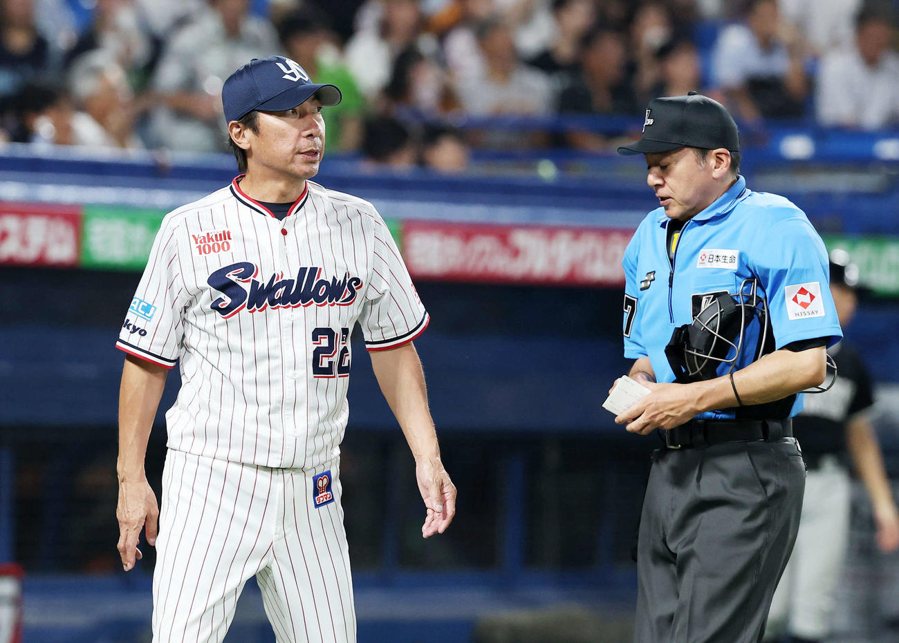 ヤクルト対巨人　8回表、投手交代を告げるヤクルト高津監督（撮影・鈴木正人）