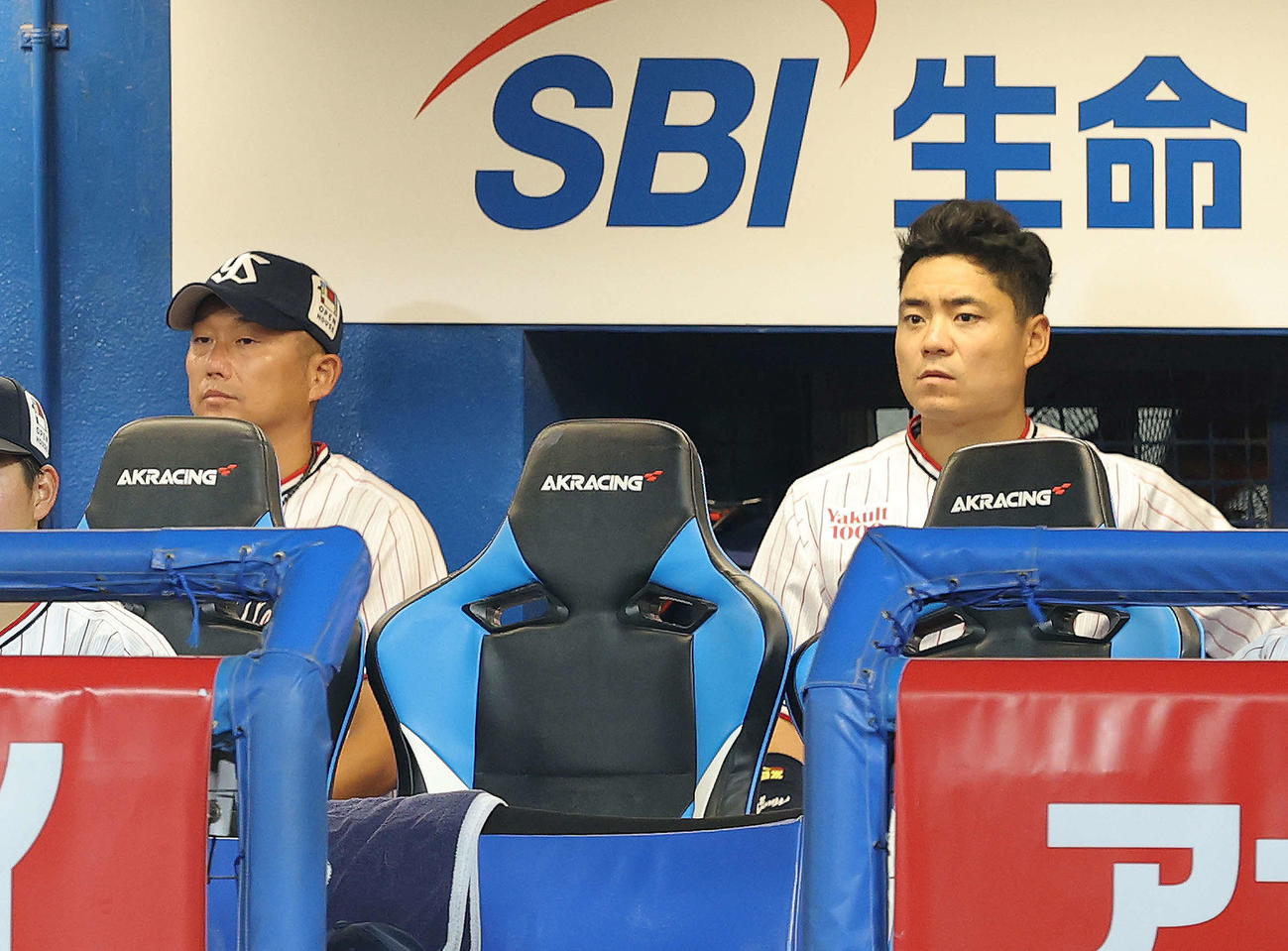 ヤクルト対巨人　8回裏、戦況を見守る石川（左）と中村悠（撮影・河田真司）