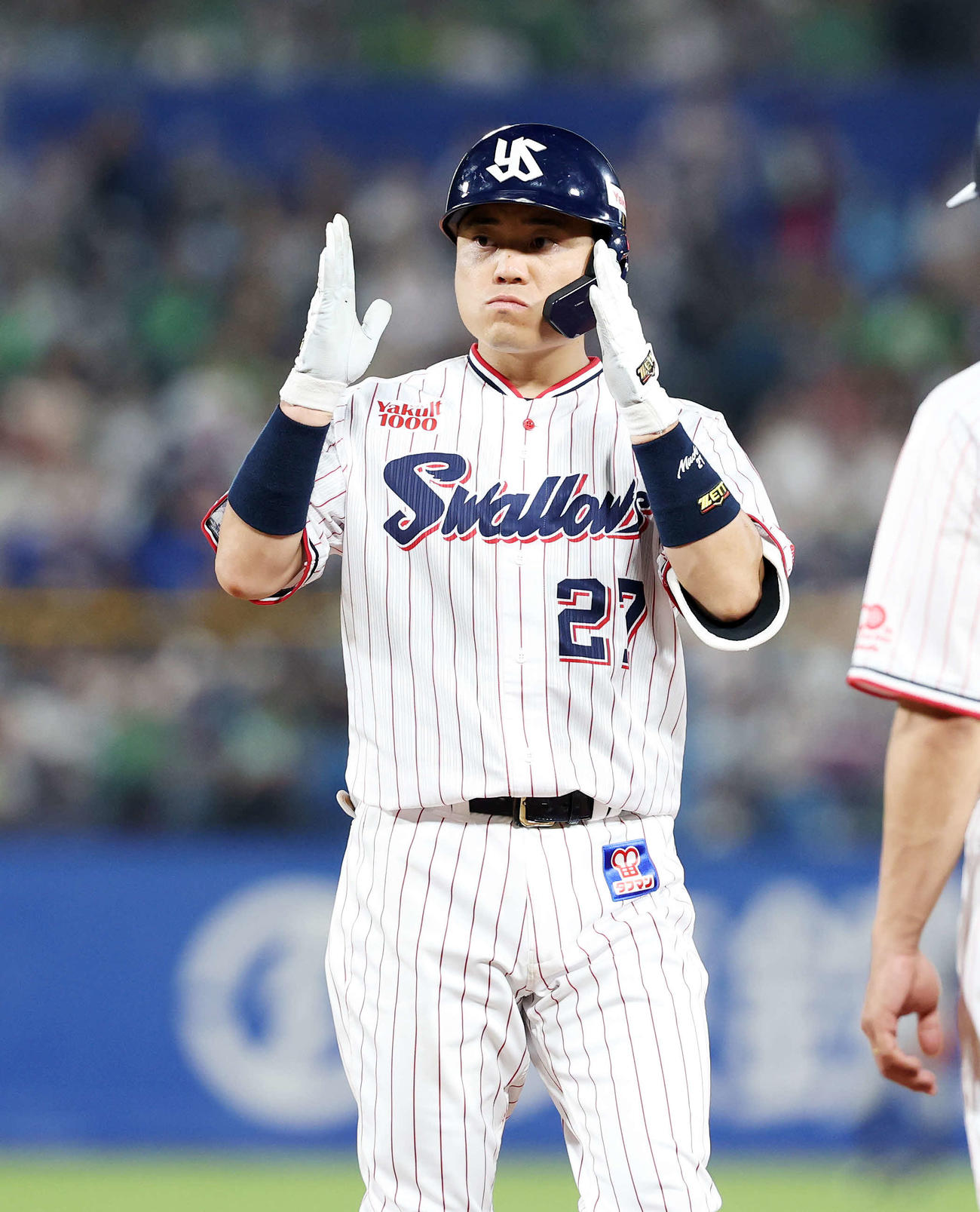 ヤクルト対巨人　7回裏ヤクルト2死一塁、中村悠は左前打を放ちポーズを決める（撮影・鈴木正人）