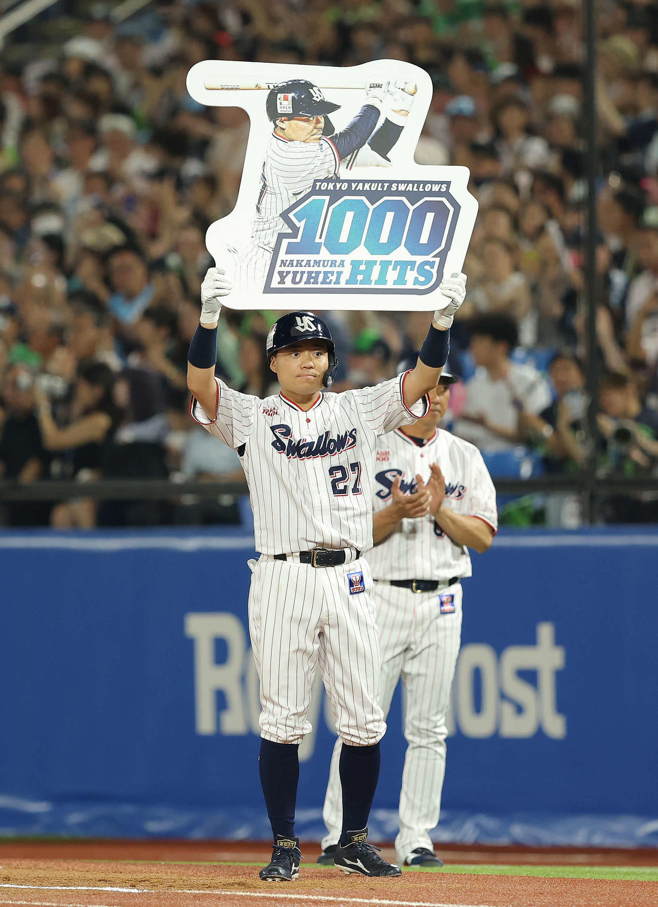 ヤクルト対巨人　3回裏ヤクルト無死、左前打を放ち、通算1000安打を達成する中村悠（撮影・河田真司）