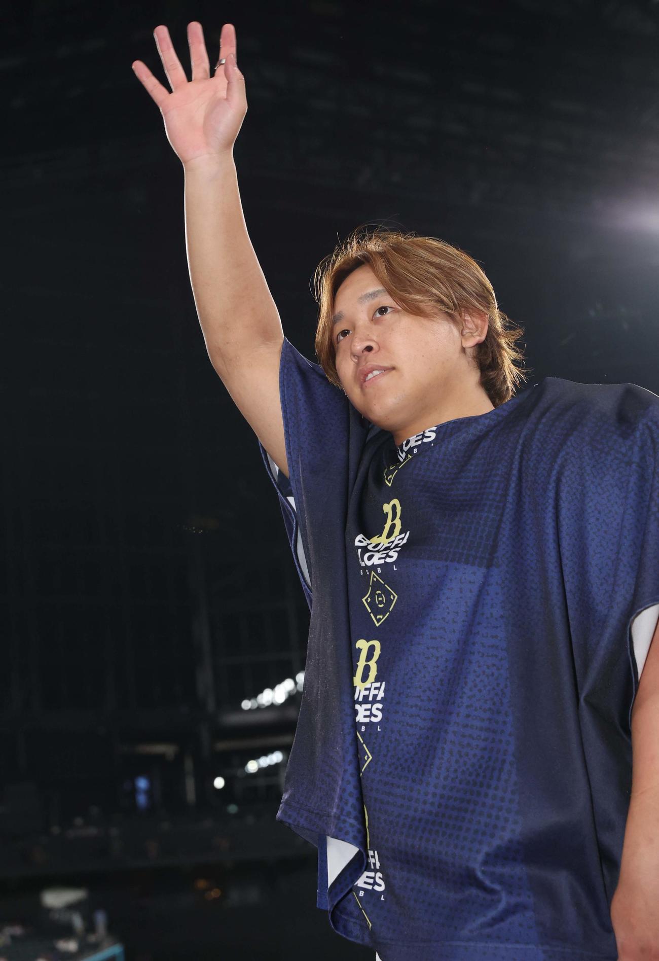 日本ハム対オリックス　5勝目を挙げスタンドの声援に応える宮城（撮影・黒川智章）