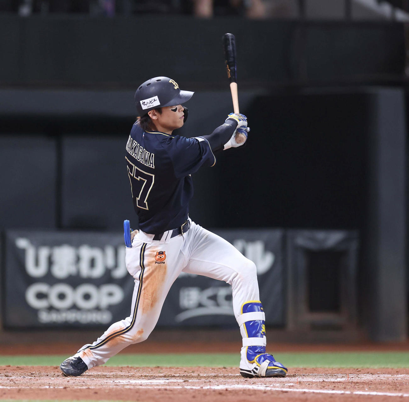 日本ハム対オリックス　5回表オリックス無死、左越え本塁打を放つ中川（撮影・黒川智章）