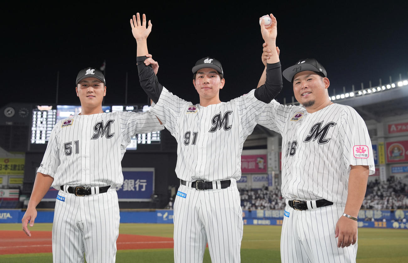 ロッテ対楽天　プロ初勝利のロッテ吉川（中央）は山口（左）、沢田から祝われる（撮影・鈴木みどり）