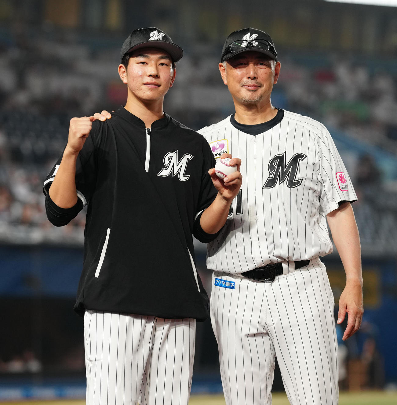 ロッテ対楽天　プロ初勝利のロッテ吉川（右）は吉井監督と記念撮影（撮影・鈴木みどり）