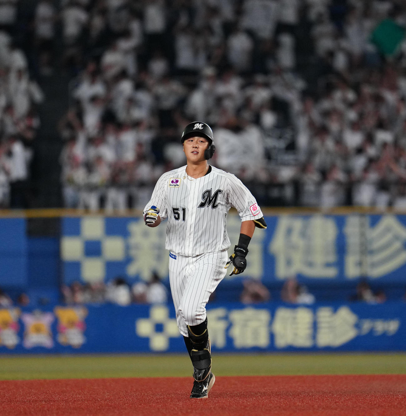 ロッテ対楽天　4回裏ロッテ2死一、三塁、左越え3点本塁打を放ちダイヤモンドをまわる山口（撮影・鈴木みどり）