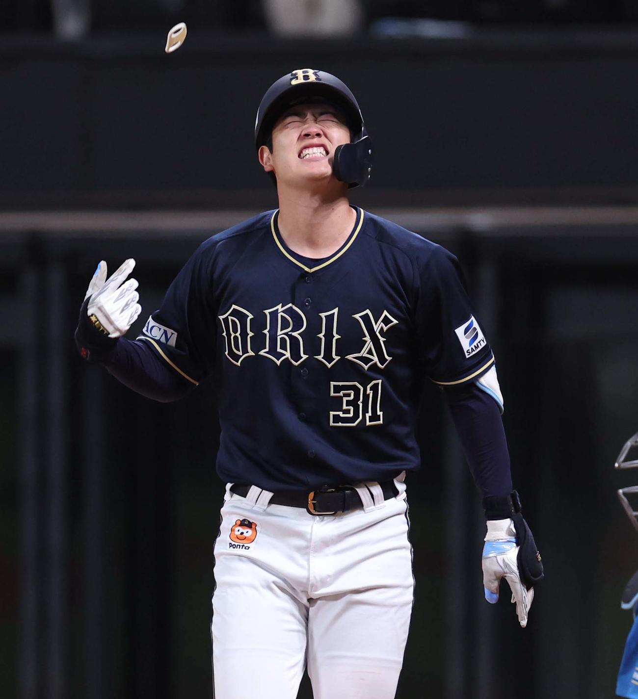 日本ハム対オリックス　2回表オリックス2死、死球を受け痛がる太田（撮影・黒川智章）