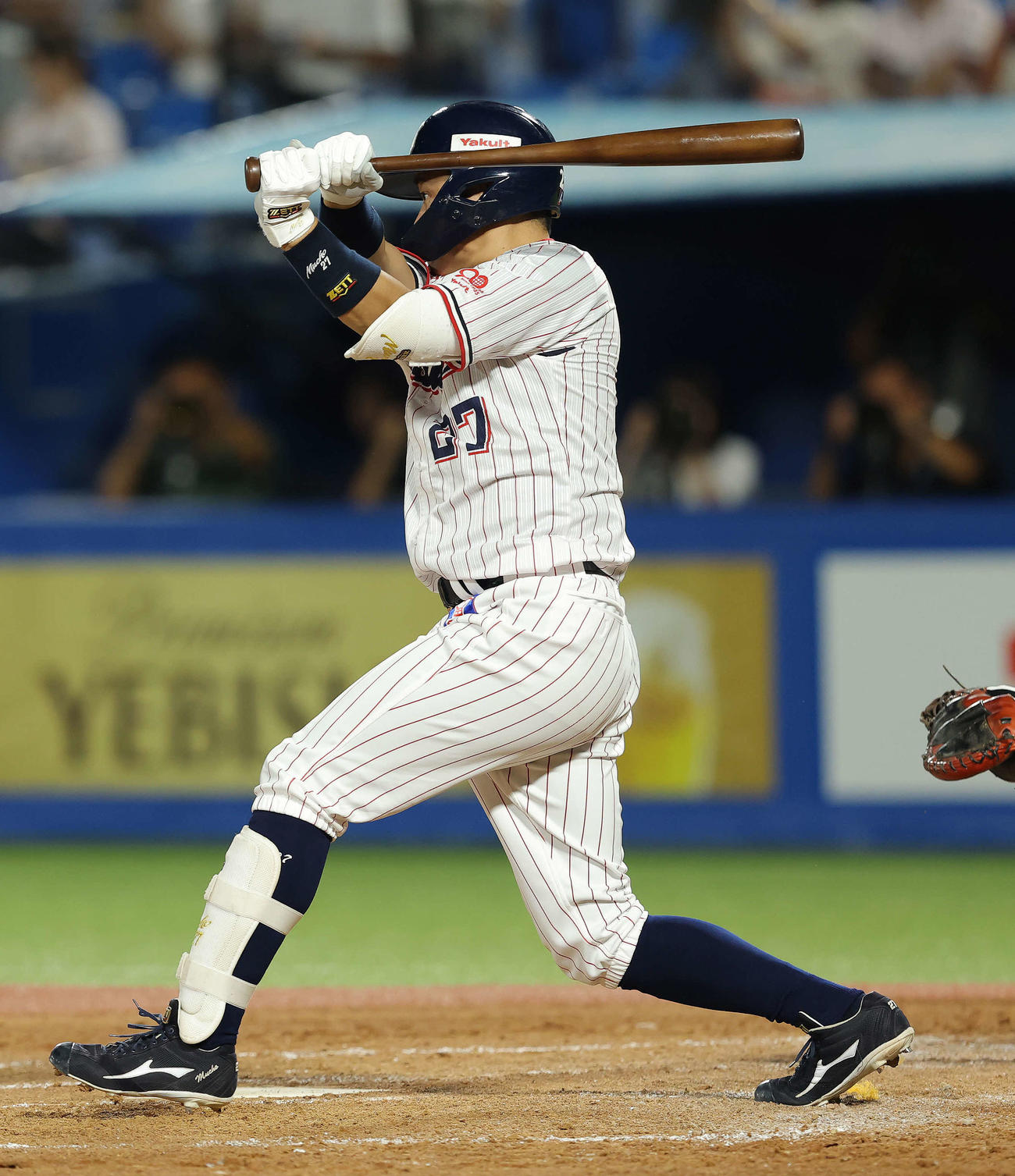 ヤクルト対巨人　3回裏ヤクルト無死、左前打を放つ中村悠（撮影・河田真司）
