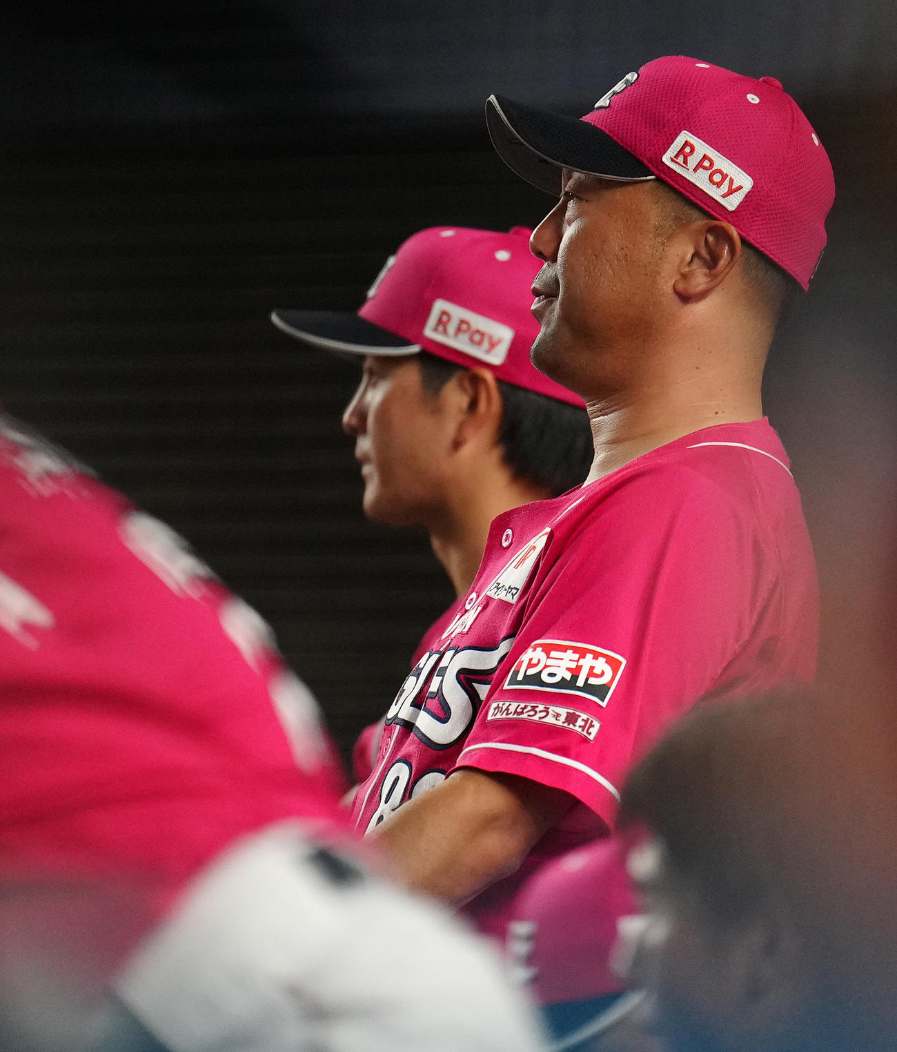 ロッテ対楽天　ベンチで浮かない表情の楽天三木監督（撮影・鈴木みどり）