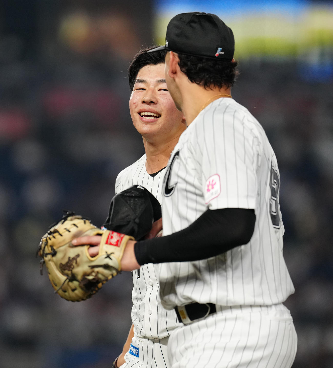 ロッテ対楽天　5回表を終え、笑顔でベンチへ戻るロッテ吉川（奥）（撮影・鈴木みどり）