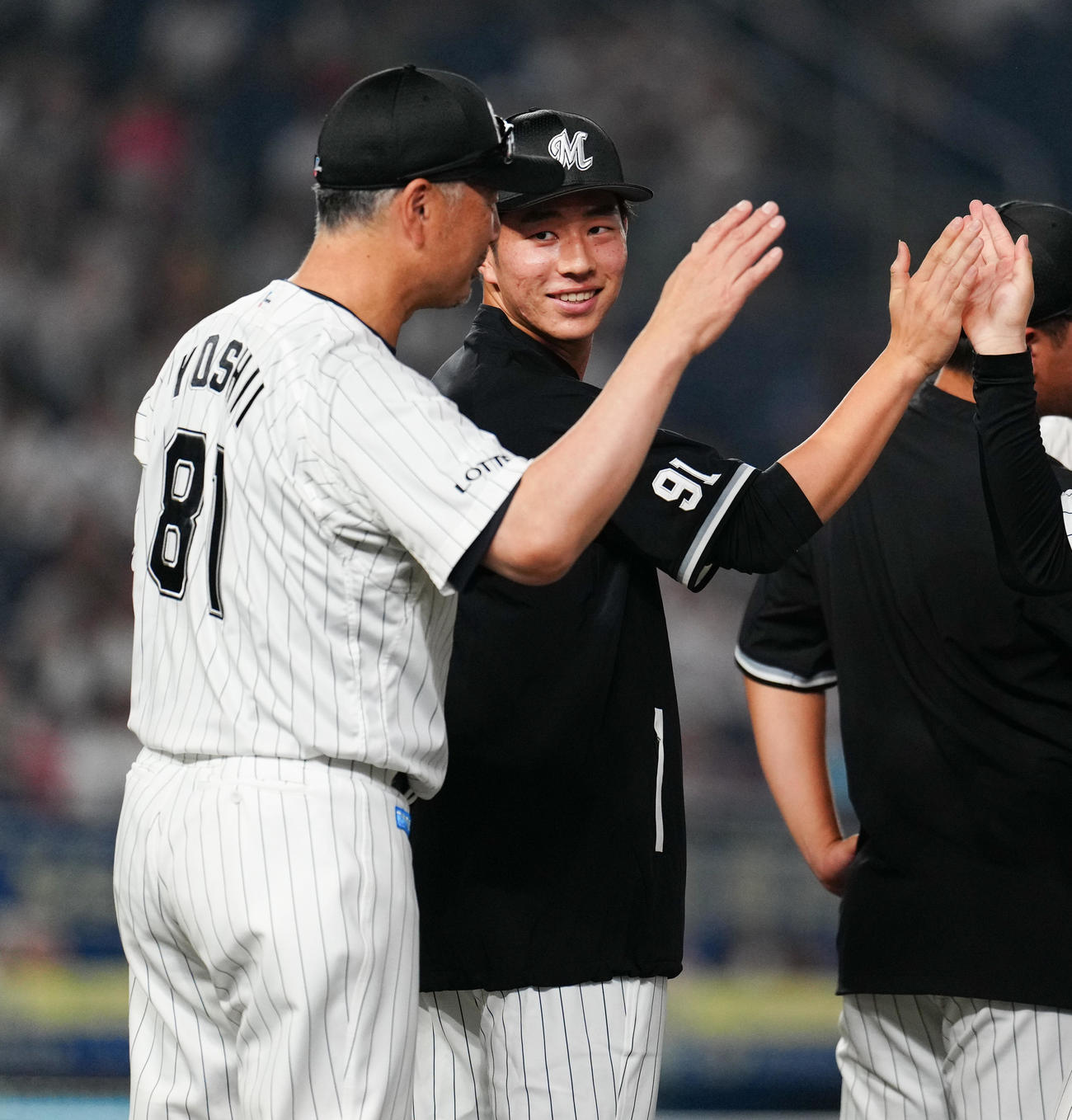 ロッテ対楽天　プロ初勝利のロッテ吉川（右）は吉井監督から声をかけられ笑顔（撮影・鈴木みどり）
