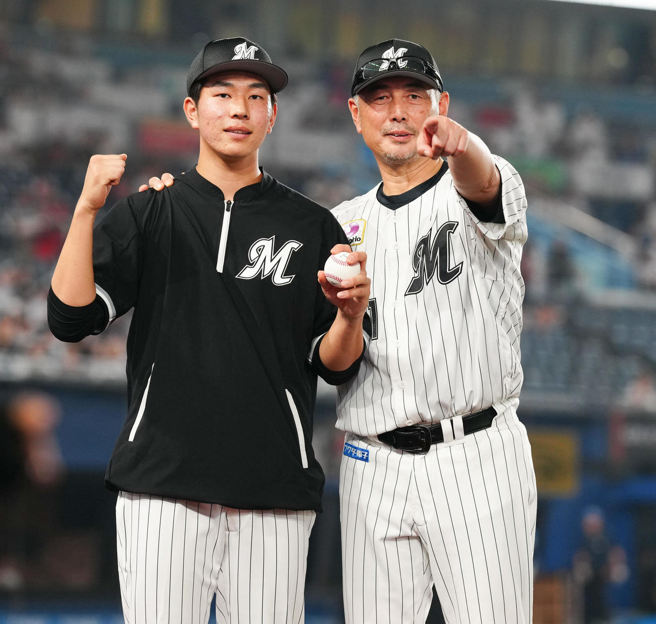ロッテ対楽天　プロ初勝利のロッテ吉川（右）は吉井監督と記念撮影（撮影・鈴木みどり）