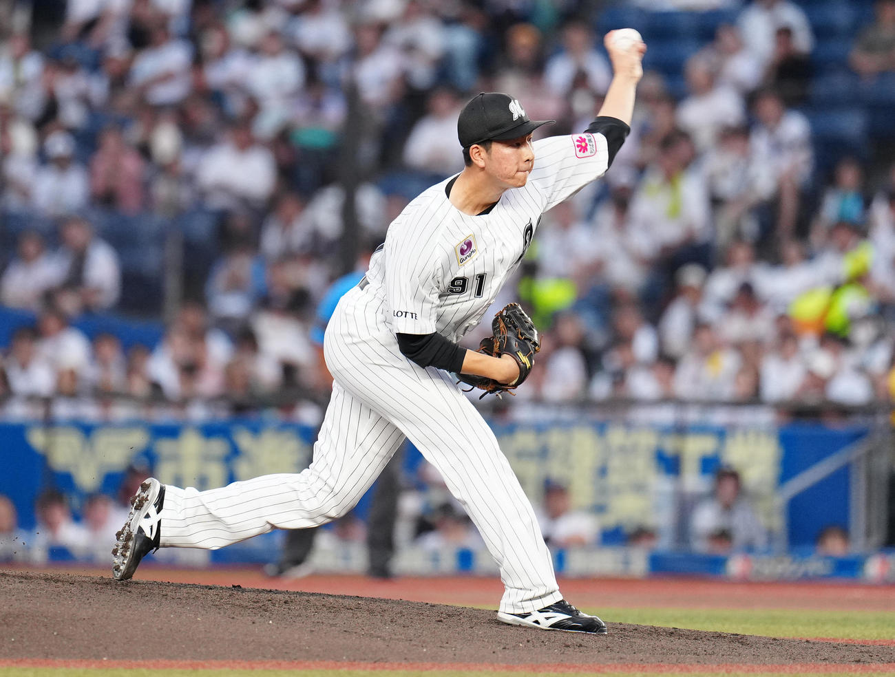 ロッテ対楽天　先発し力投するロッテ吉川（撮影・鈴木みどり）