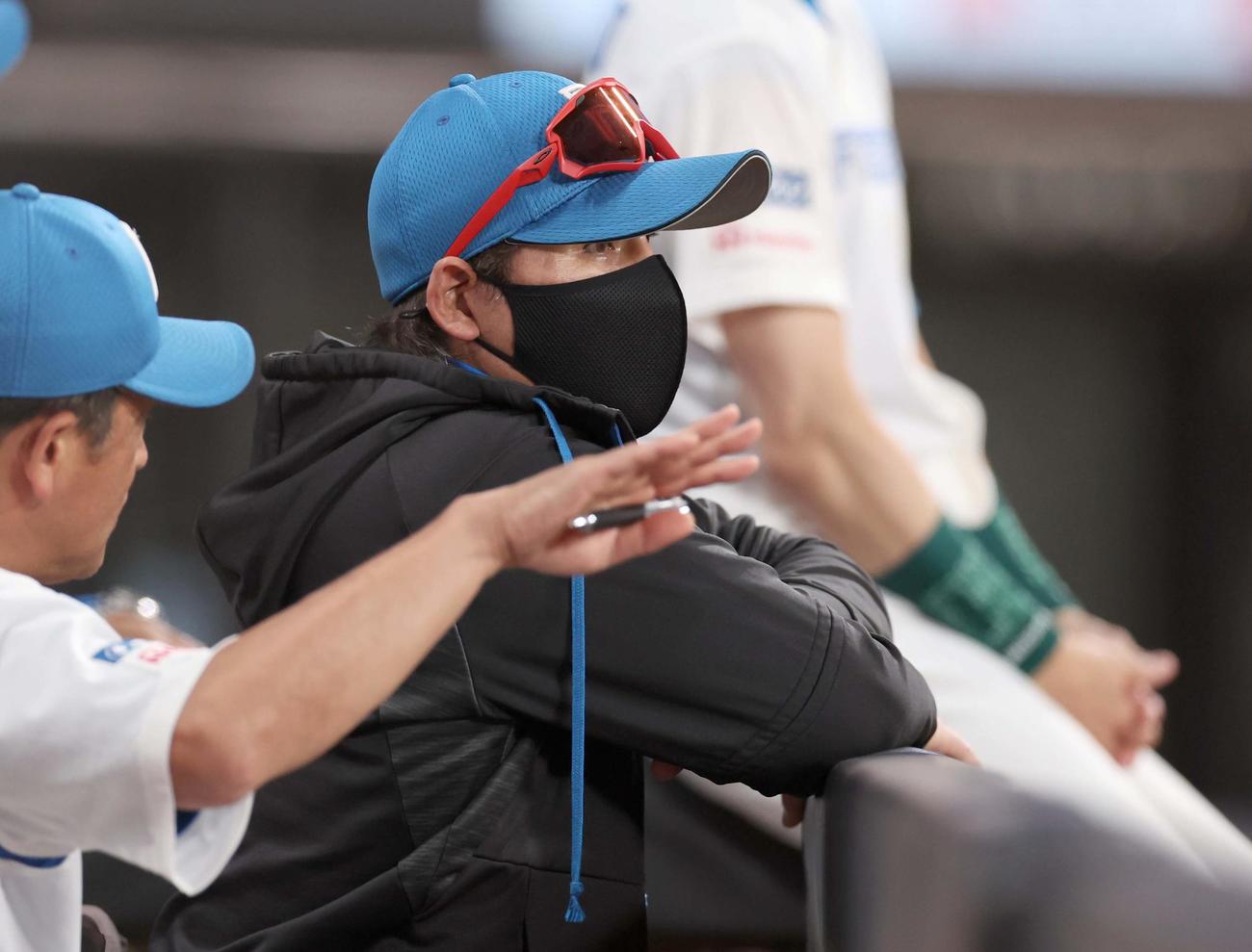日本ハム対オリックス　グラウンドを見つめる新庄監督（撮影・黒川智章）