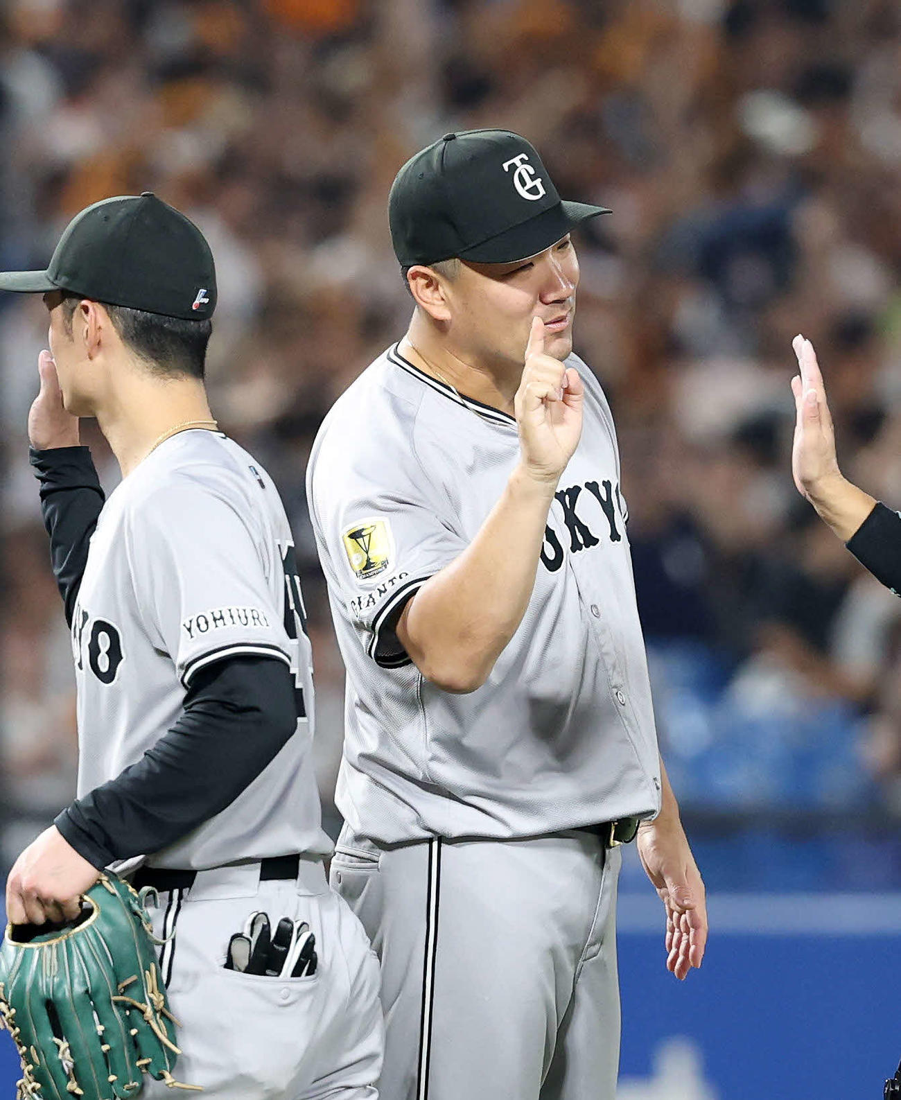 ヤクルト対巨人　勝利し選手たちを迎える巨人田中将（撮影・鈴木正人）