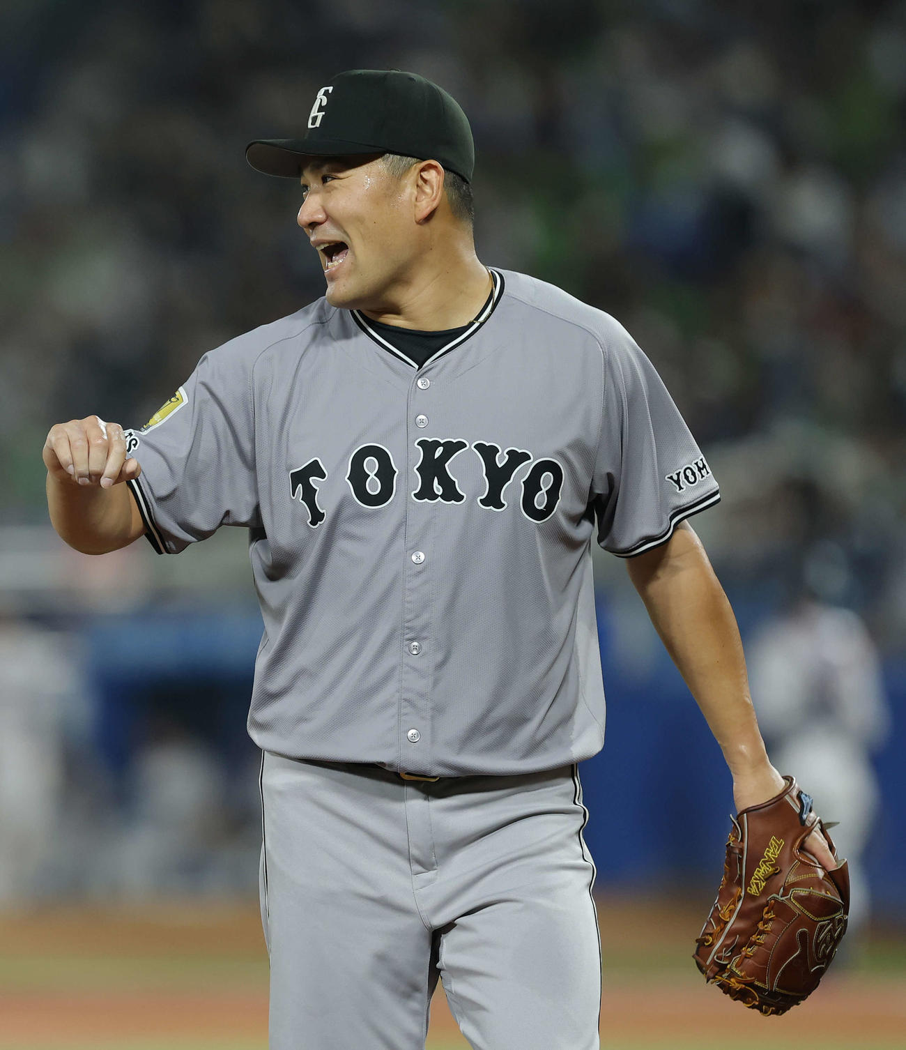ヤクルト対巨人　5回裏を抑え、笑顔を見せながらベンチに戻る田中将（撮影・河田真司）