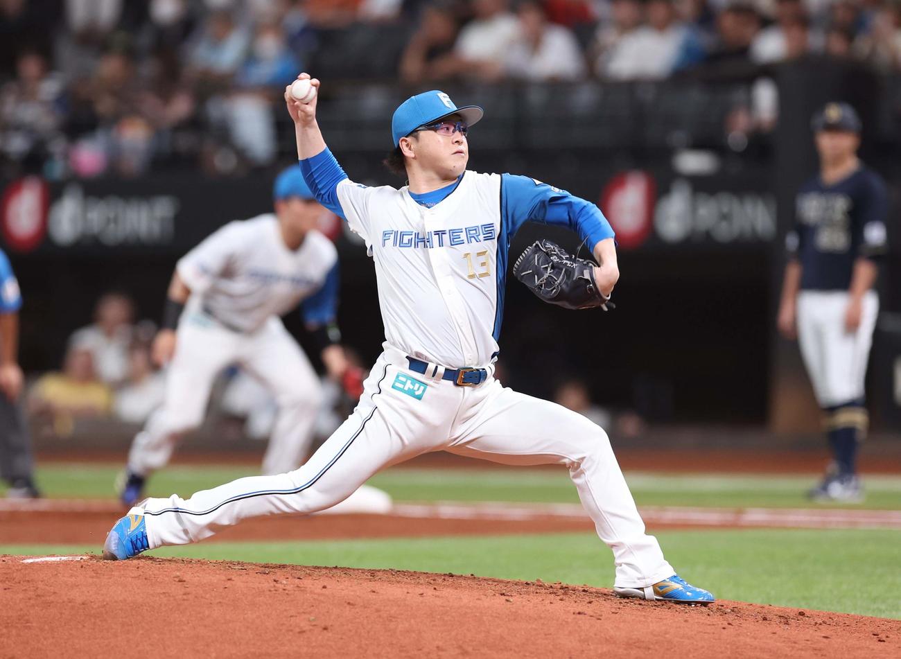 日本ハム対オリックス　2回途中から登板の生田目（撮影・黒川智章）
