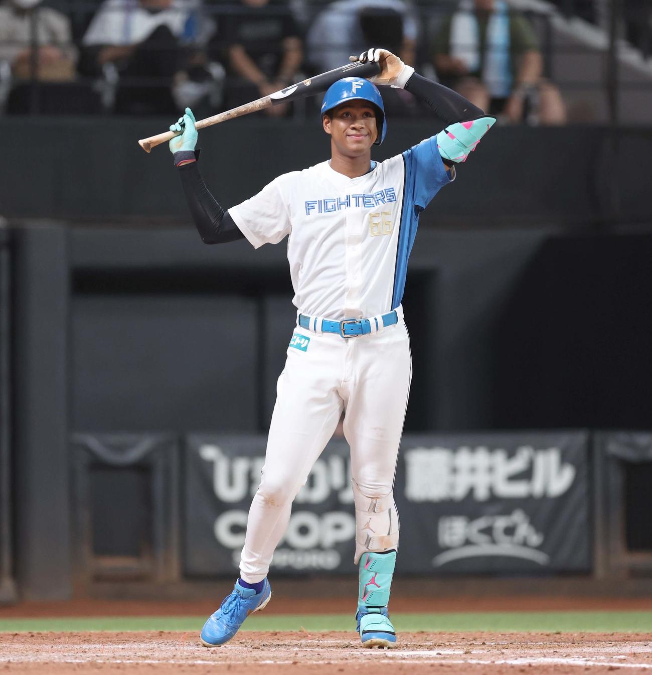日本ハム対オリックス　4回裏日本ハム2死二塁、三振に終わり悔しがる万波（撮影・黒川智章）