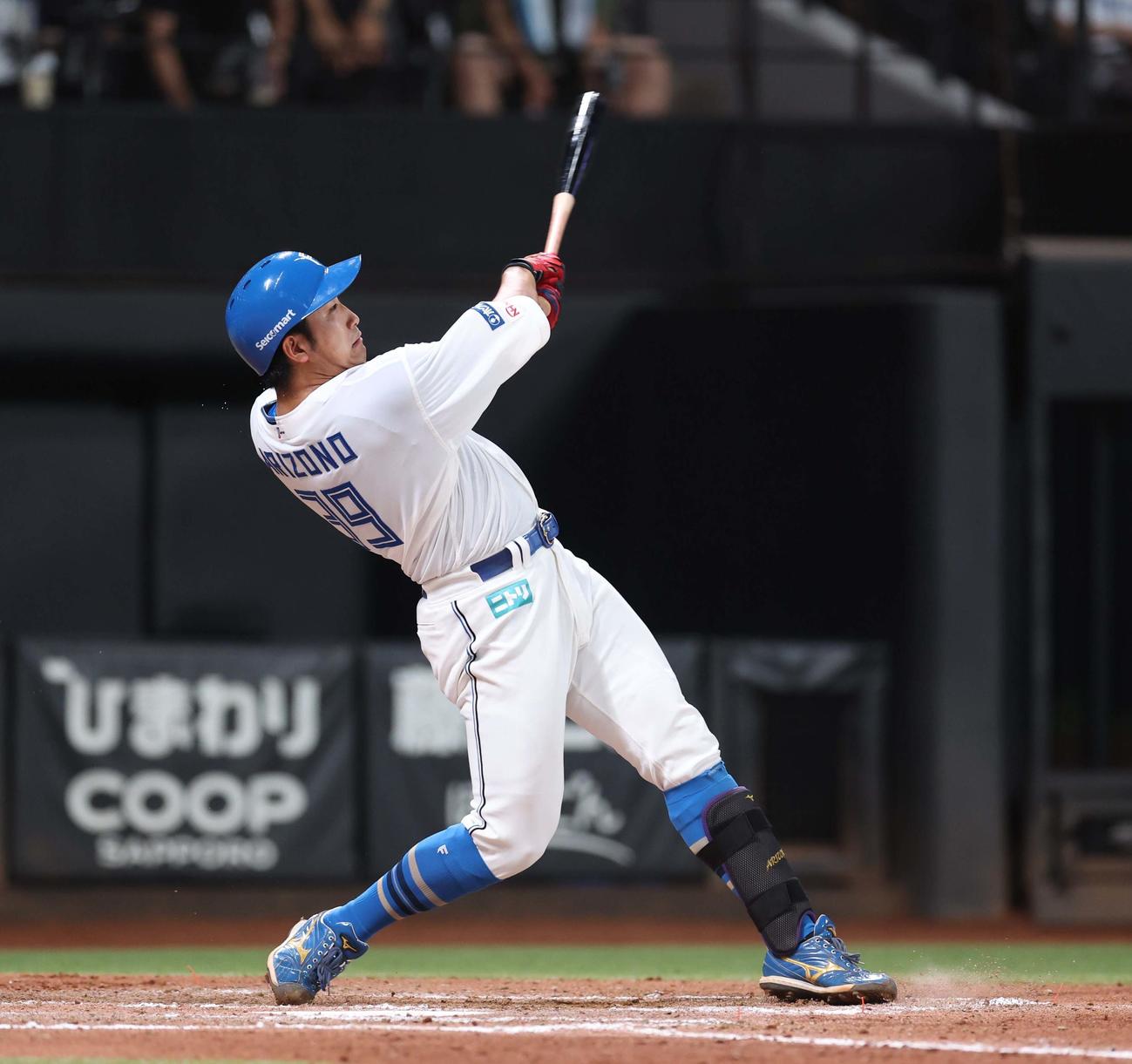 日本ハム対オリックス　8回裏日本ハム無死、三塁強襲の二塁打を放つ有薗（撮影・黒川智章）