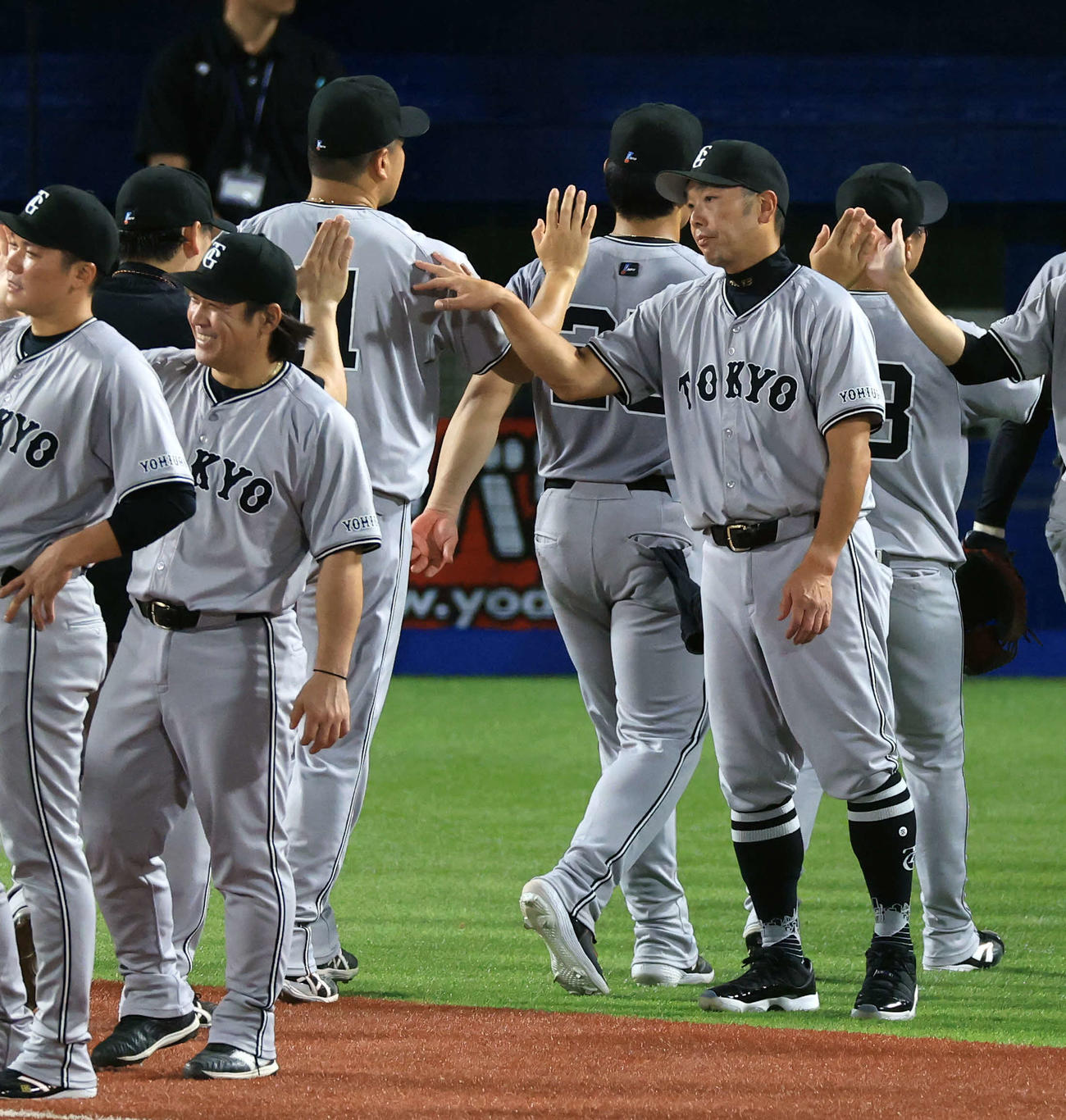 ヤクルト対巨人　200勝へあと1つとする199勝を決めた巨人田中将（左奥）をハイタッチで迎える阿部監督（撮影・浅見桂子）