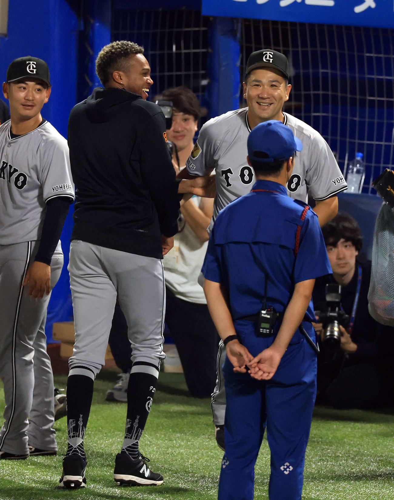 ヤクルト対巨人　200勝へあと1つとする199勝を決め、ブルペンの巨人マルティネスに抱きつく田中将（撮影・浅見桂子）