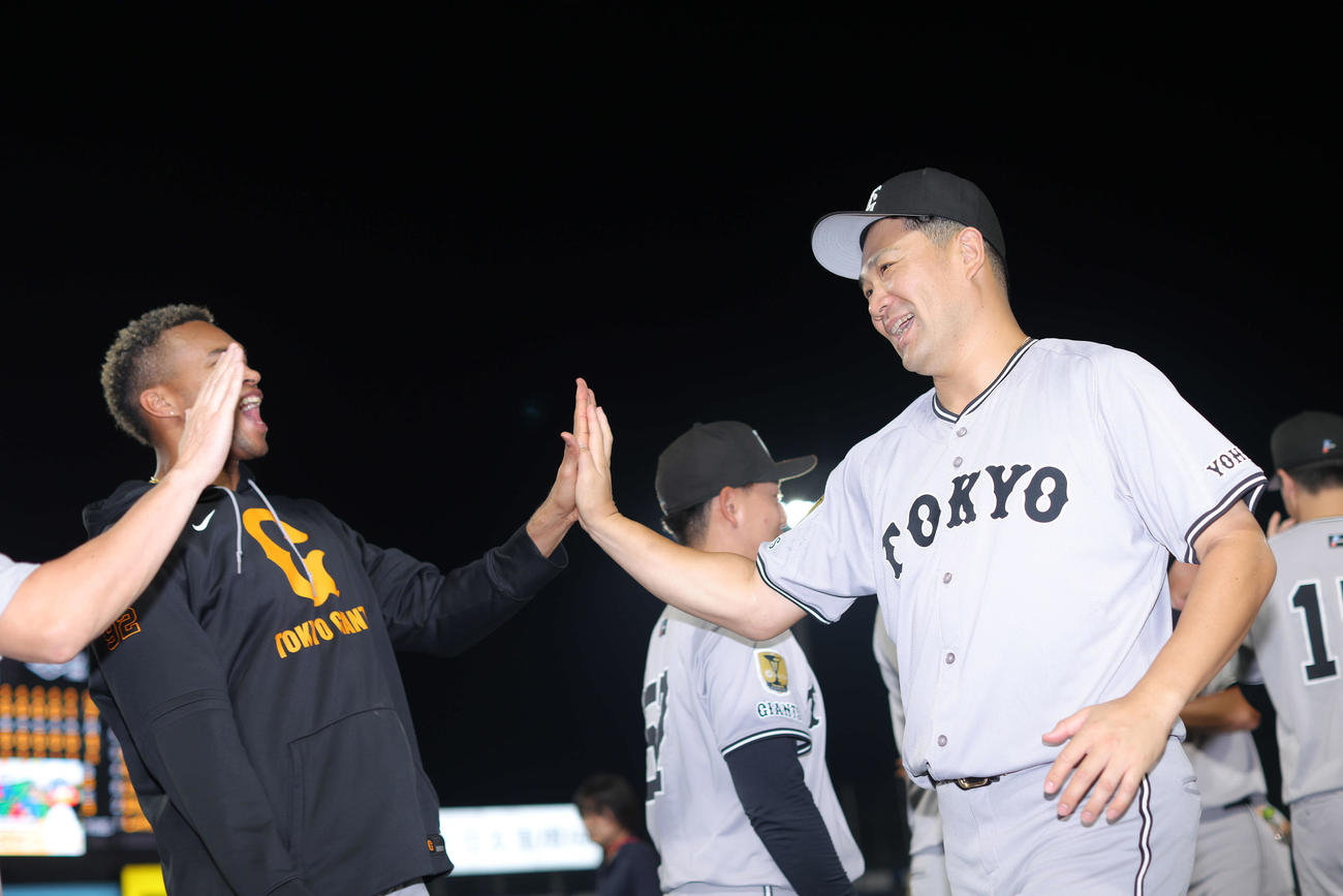 ヤクルト対巨人　ヤクルトに勝利し、チームメートに迎えられる巨人田中将（右）（撮影・河田真司）
