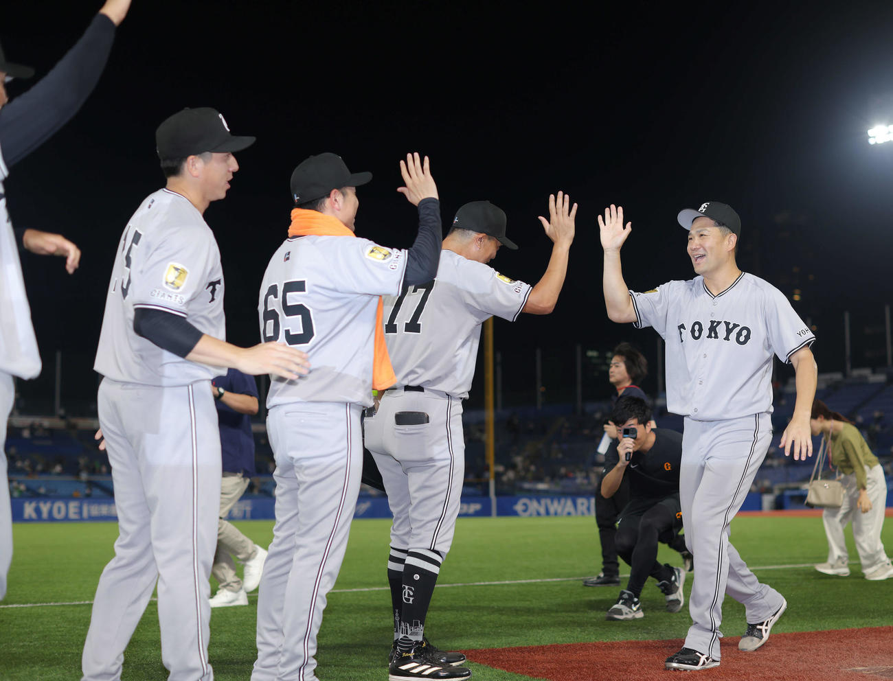 ヤクルト対巨人　ヤクルトに勝利し、チームメートに迎えられる巨人田中将（右）（撮影・河田真司）