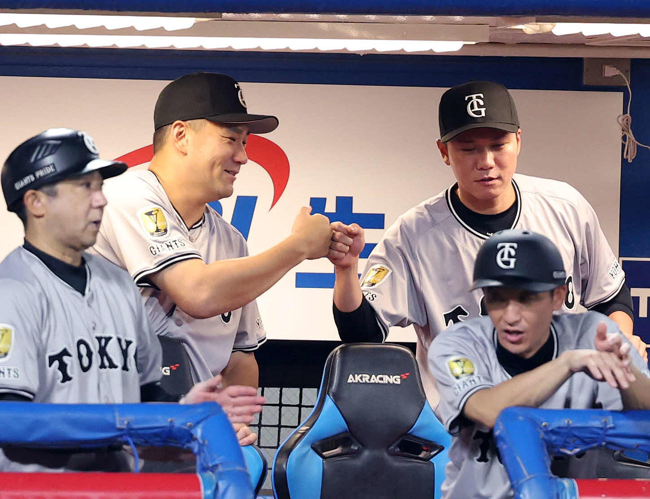 ヤクルト対巨人　勝利しグータッチする巨人田中将（左から2人目）と坂本（撮影・鈴木正人）