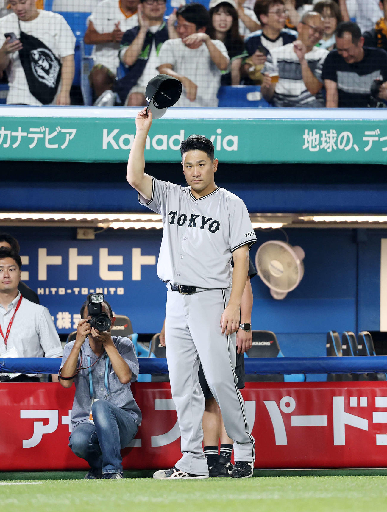 ヤクルト対巨人　勝利しファンに手を振り引き揚げる巨人田中将（撮影・鈴木正人）