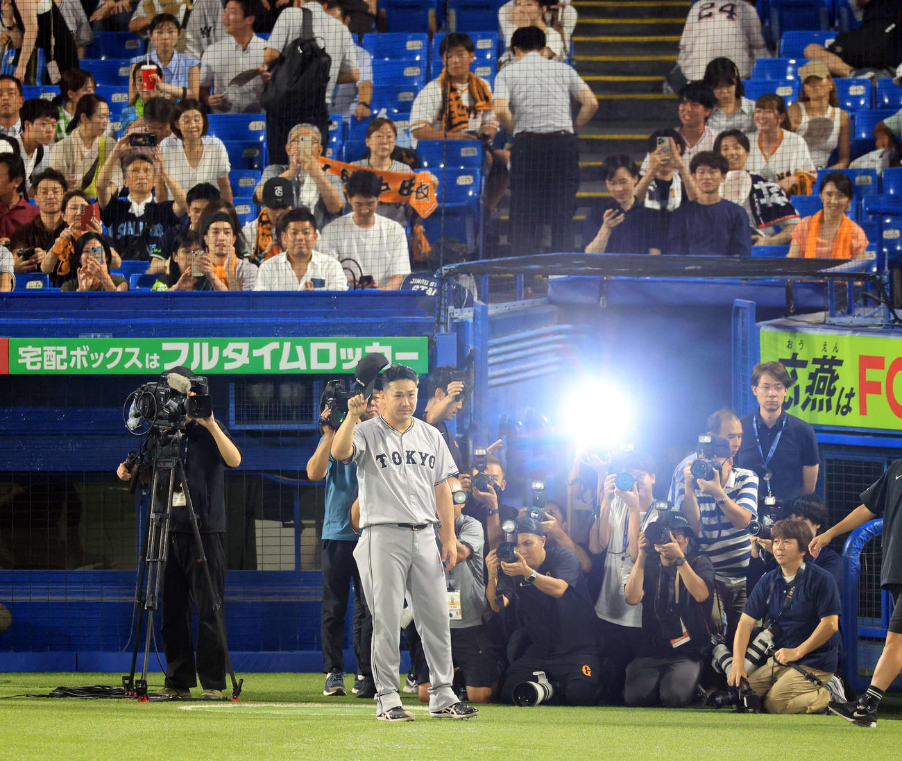 ヤクルト対巨人　200勝へあと1つとする199勝を決め、ストロボを浴びてファンにあいさつする巨人田中将（撮影・浅見桂子）