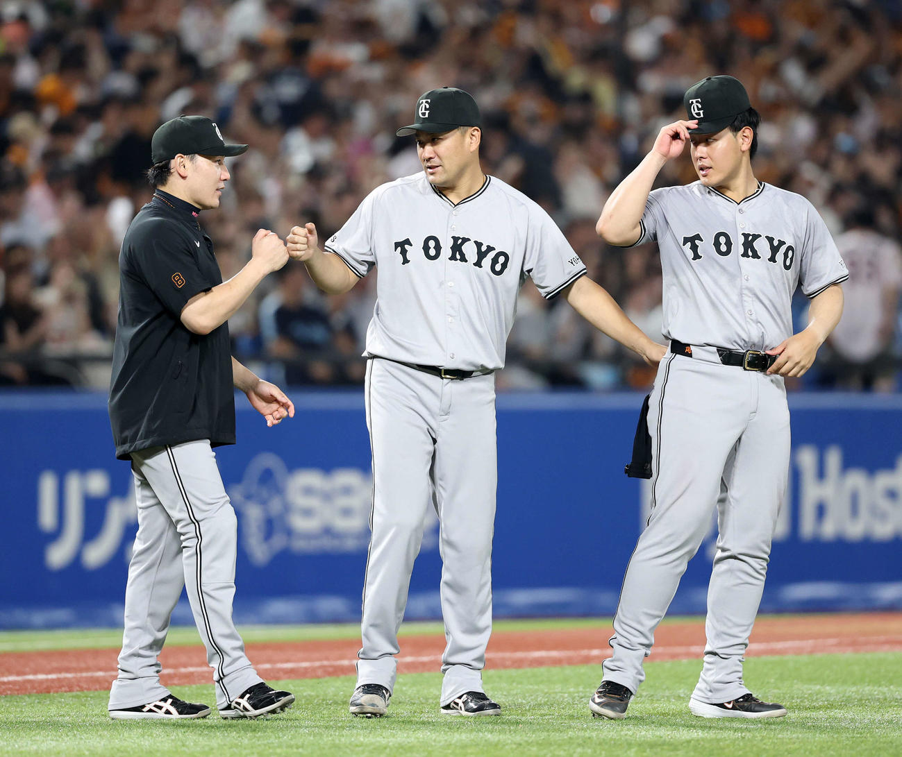 ヤクルト対巨人　勝利しグータッチする巨人丸（左）と田中将（中央）（撮影・鈴木正人）