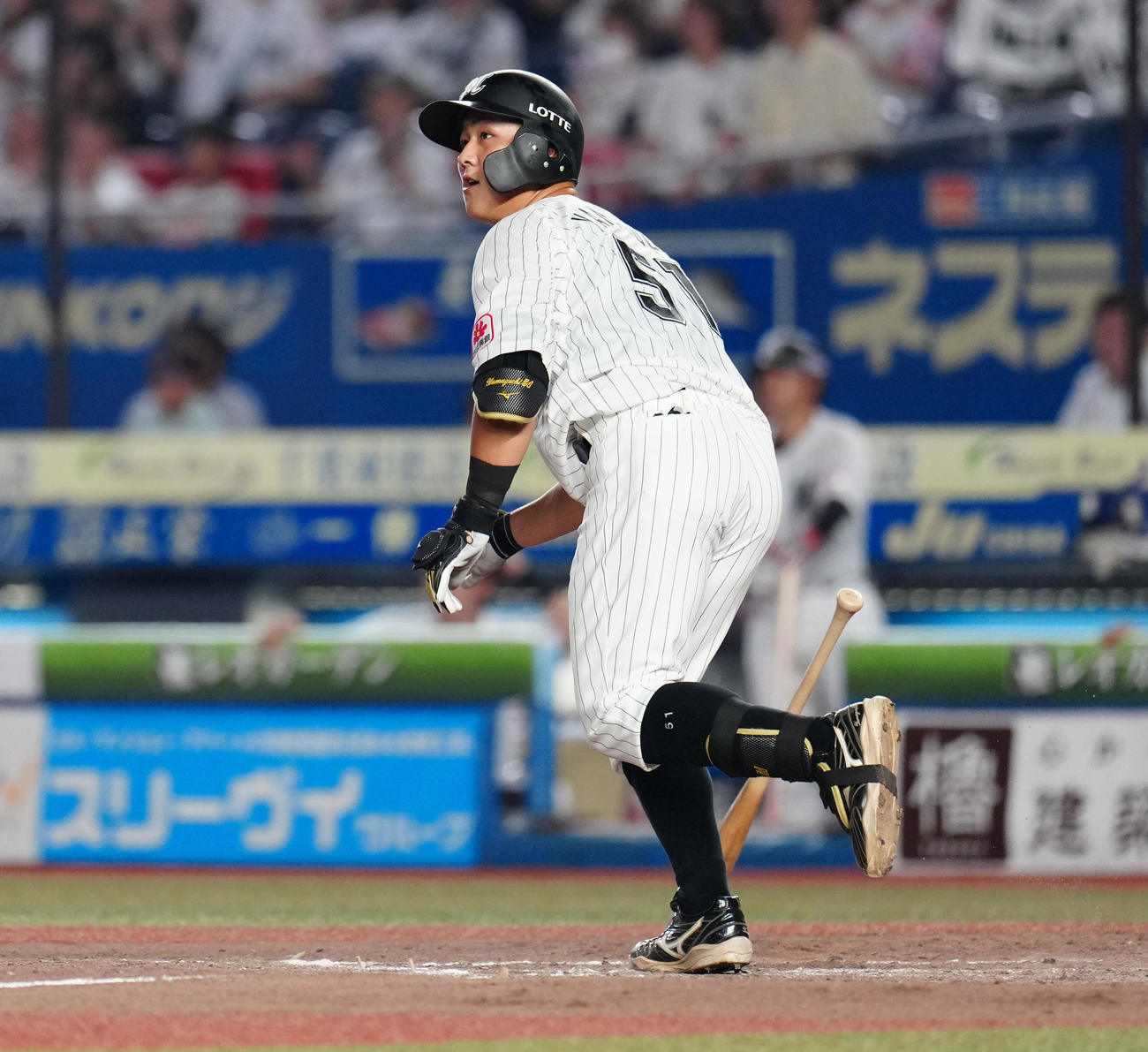ロッテ対楽天　4回裏ロッテ2死一、三塁、左越え3点本塁打を放つ山口（撮影・鈴木みどり）