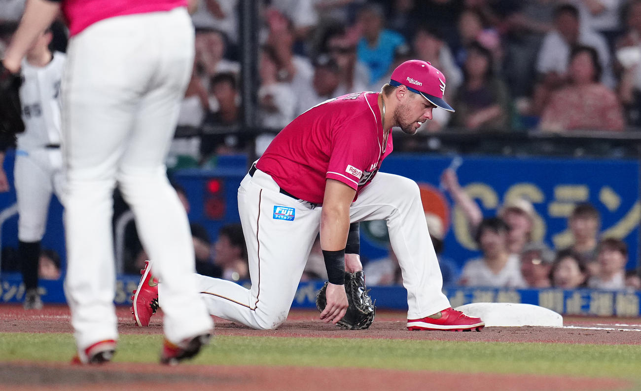 ロッテ対楽天　4回裏ロッテ1死二、三塁、佐藤の打球を後逸する一塁手ボイト（撮影・鈴木みどり）