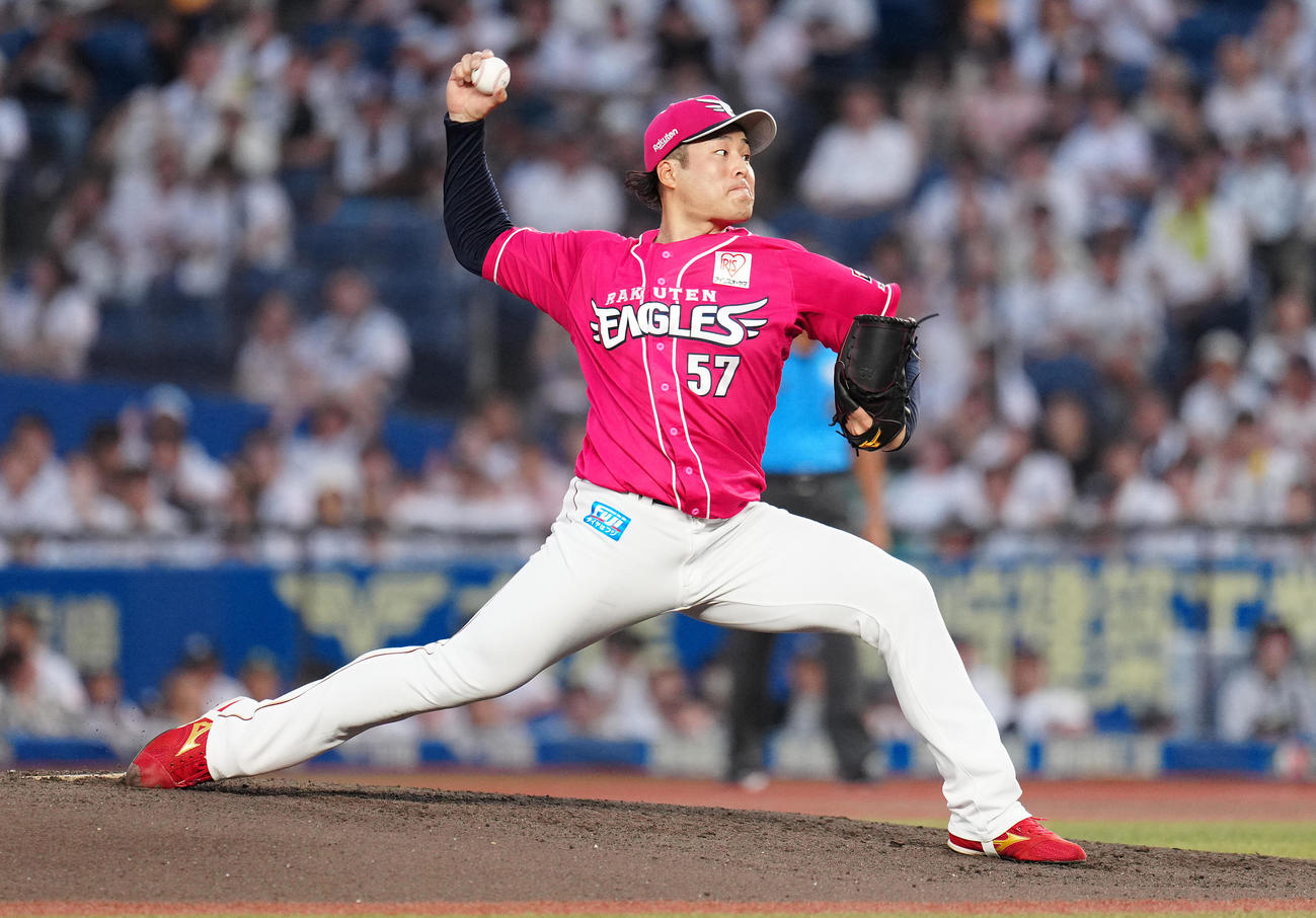 ロッテ対楽天　先発し力投する楽天瀧中（撮影・鈴木みどり）