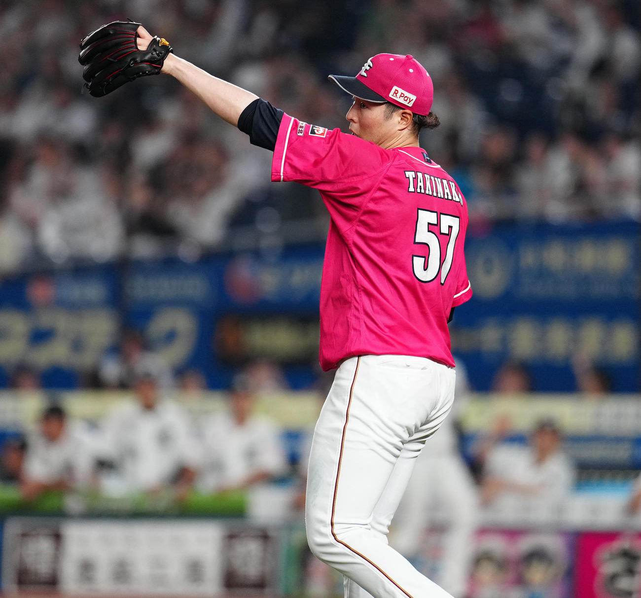 ロッテ対楽天　4回裏ロッテ1死二、三塁、一塁手ボイトの後逸で失点し、汗をぬぐう瀧中（撮影・鈴木みどり）