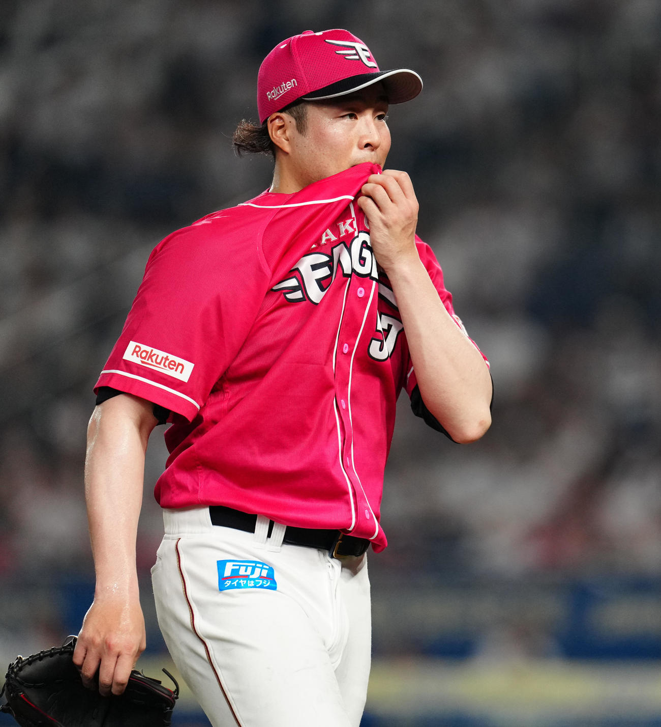 ロッテ対楽天　4回裏途中で降板する楽天瀧中（撮影・鈴木みどり）