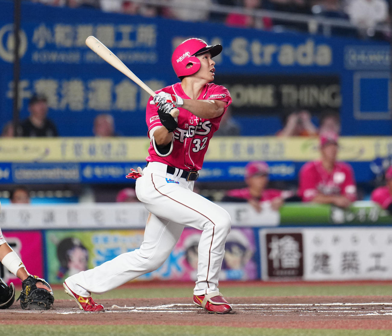 ロッテ対楽天　6回表楽天2死一、三塁、右越え3点本塁打を放つ中島（撮影・鈴木みどり）