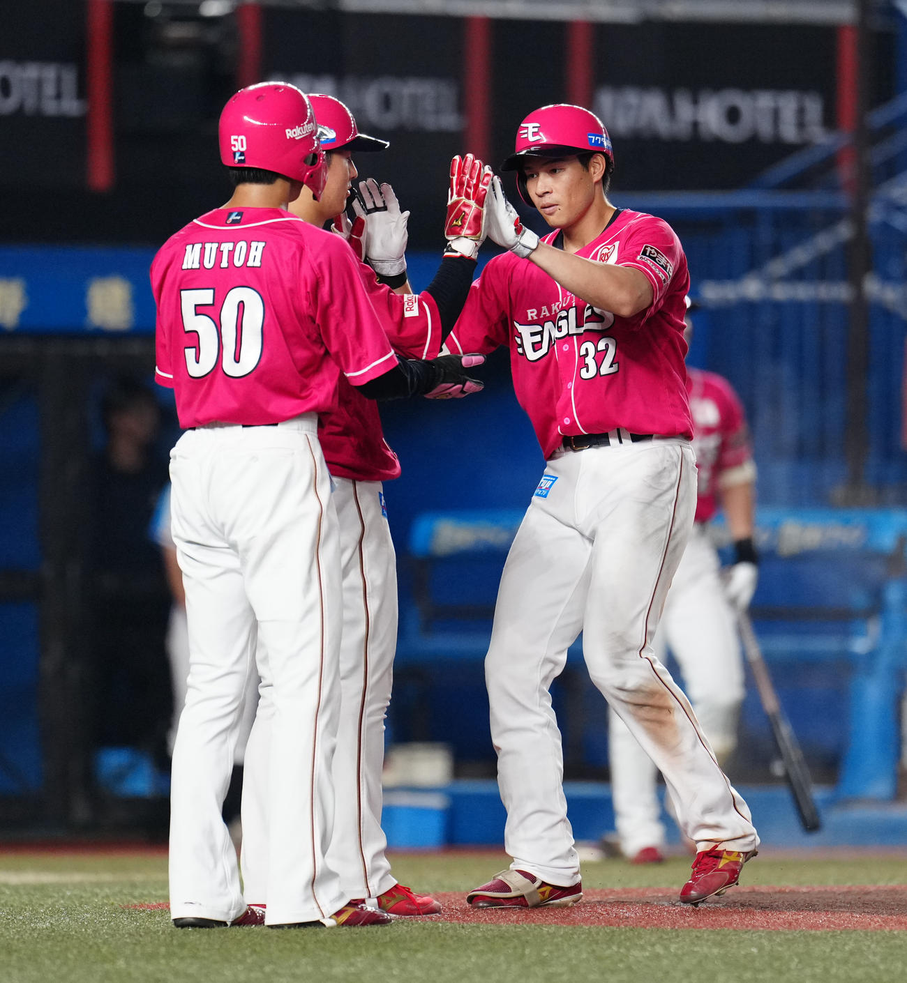 ロッテ対楽天　6回表楽天2死一、三塁、右越え3点本塁打を放ち、タッチを交わす中島（撮影・鈴木みどり）