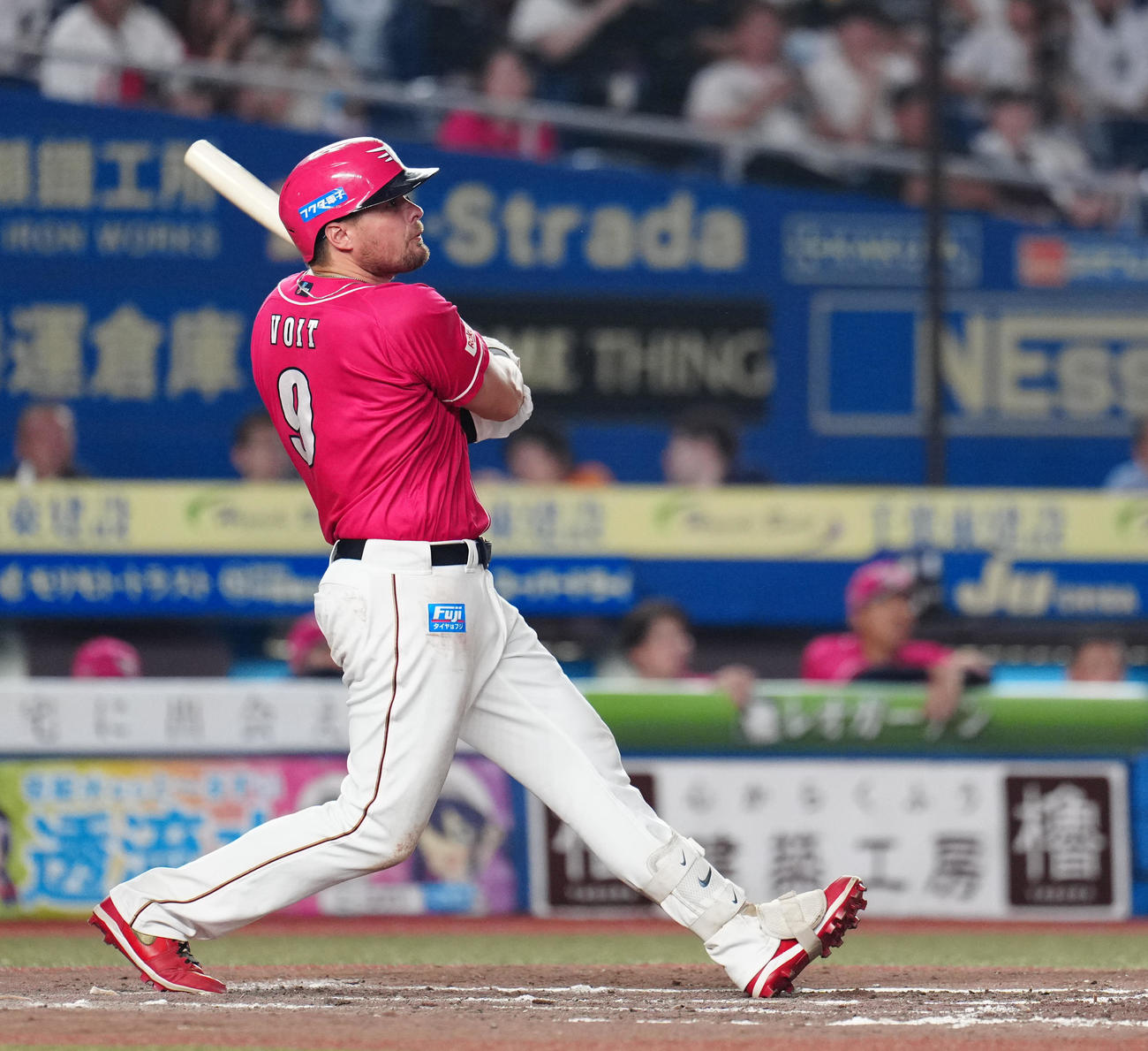 ロッテ対楽天　9回表楽天無死一塁、右中間に2点本塁打を放つボイト（撮影・鈴木みどり）