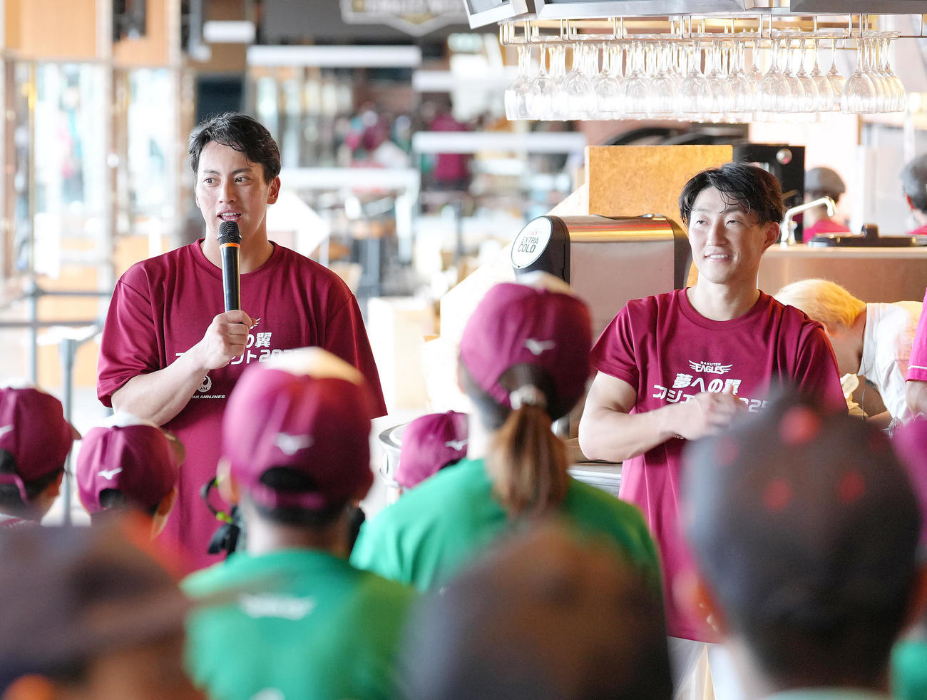 試合前、東北、沖縄・金武町の子どもたちと交流する楽天の小郷（左）と小深田（撮影・足立雅史）