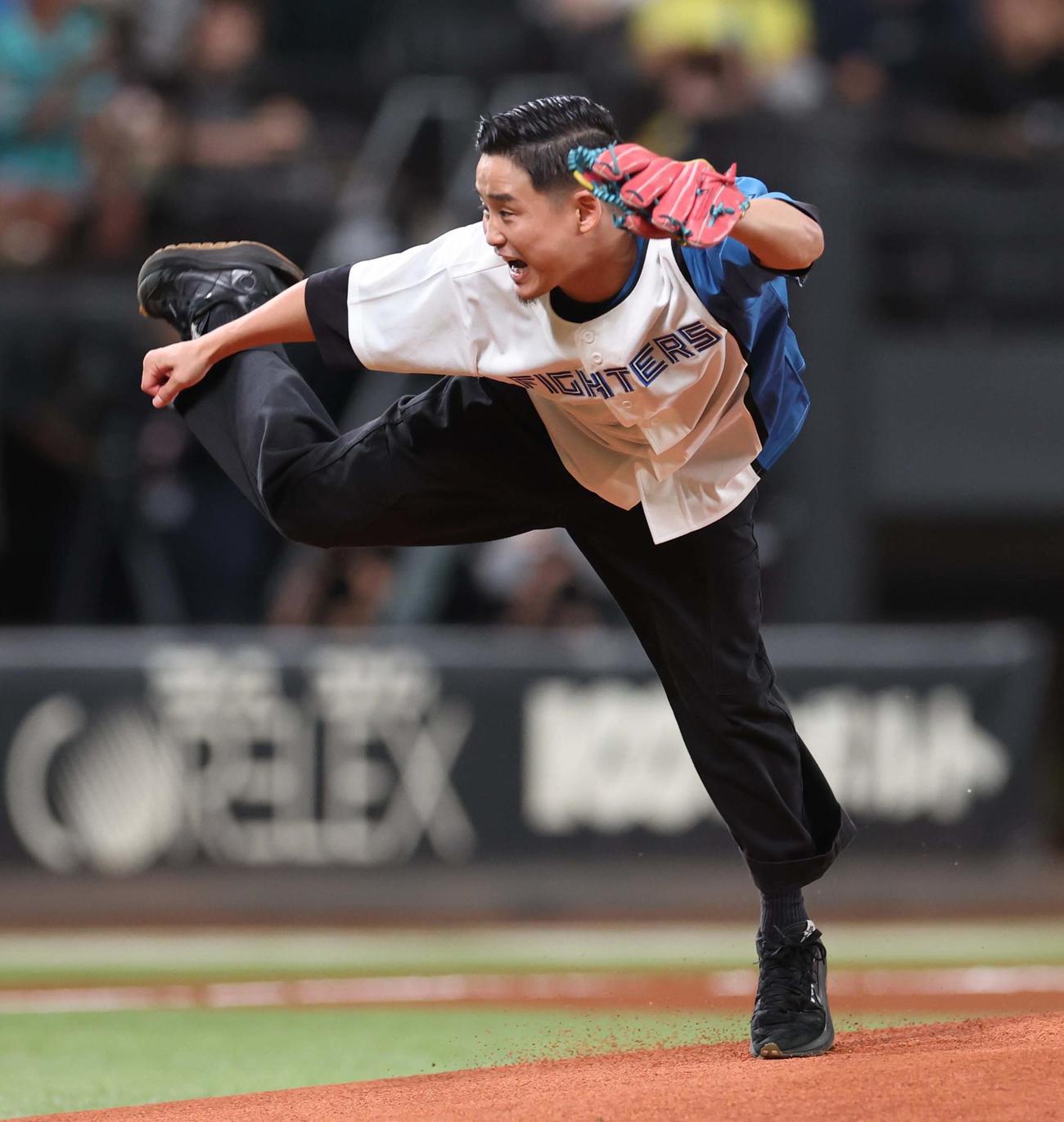 日本ハム対ソフトバンク　ファーストピッチセレモニーで投球する元プロボクサーの京口氏（撮影・黒川智章）