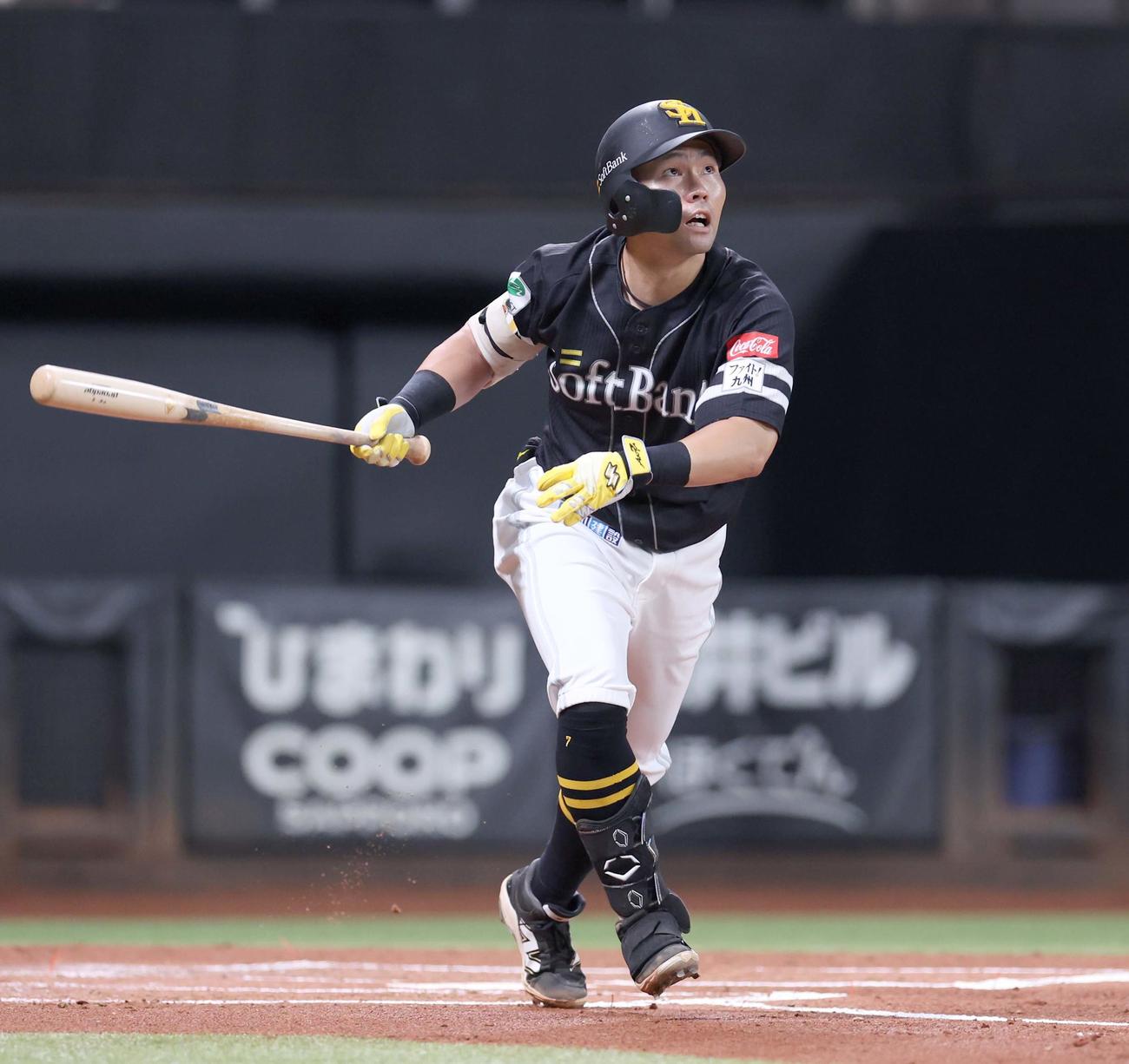 日本ハム対ソフトバンク　2回表ソフトバンク1死、右越え本塁打を放つ中村（撮影・黒川智章）