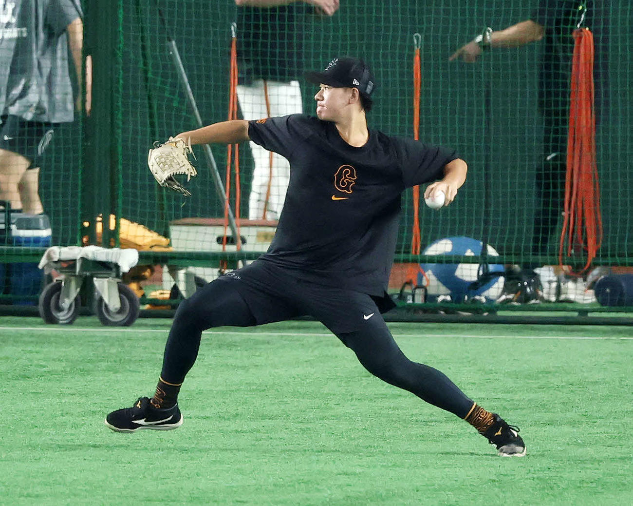 巨人対DeNA　キャッチボールする巨人井上（撮影・鈴木正人）