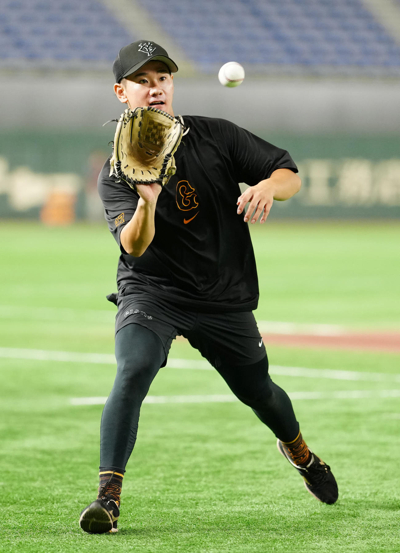 巨人対DeNA　試合前練習に臨む巨人井上（撮影・江口和貴）