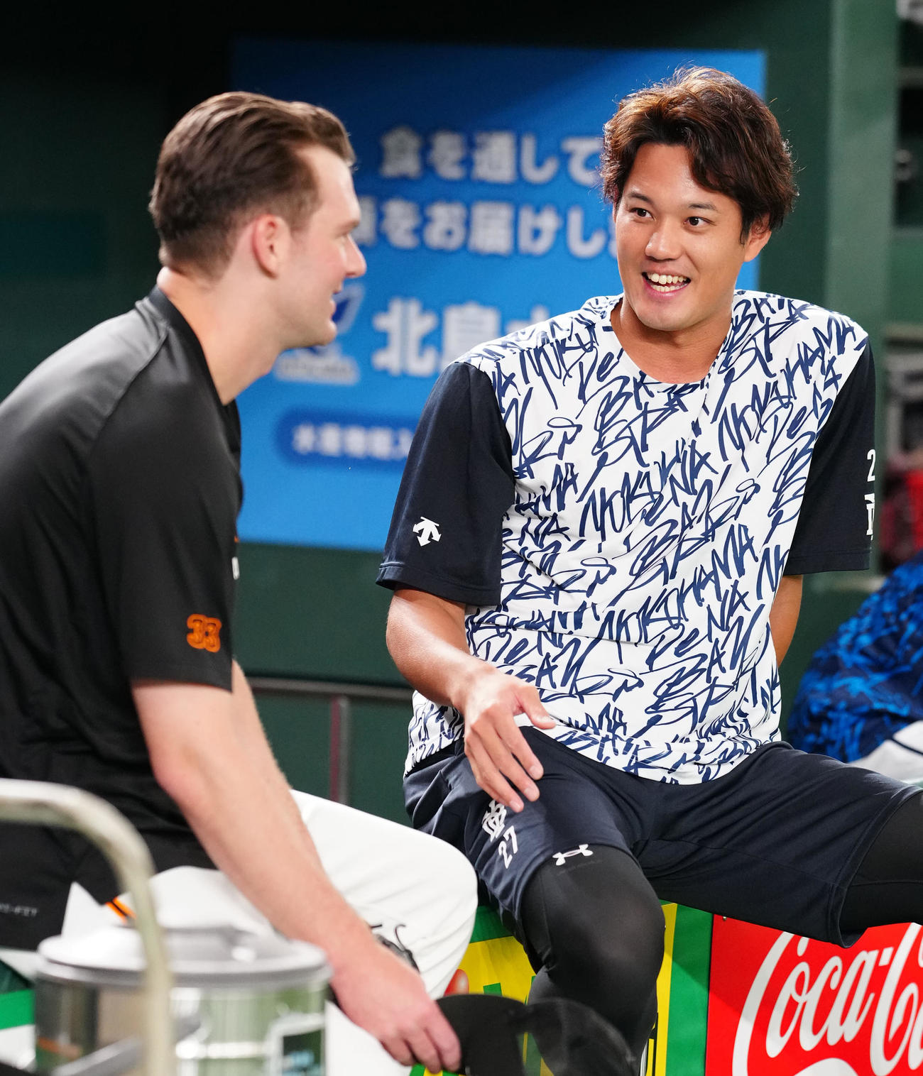 巨人対DeNA　試合前、巨人ケラー（左）と言葉を交わすDeNA藤浪（撮影・江口和貴）