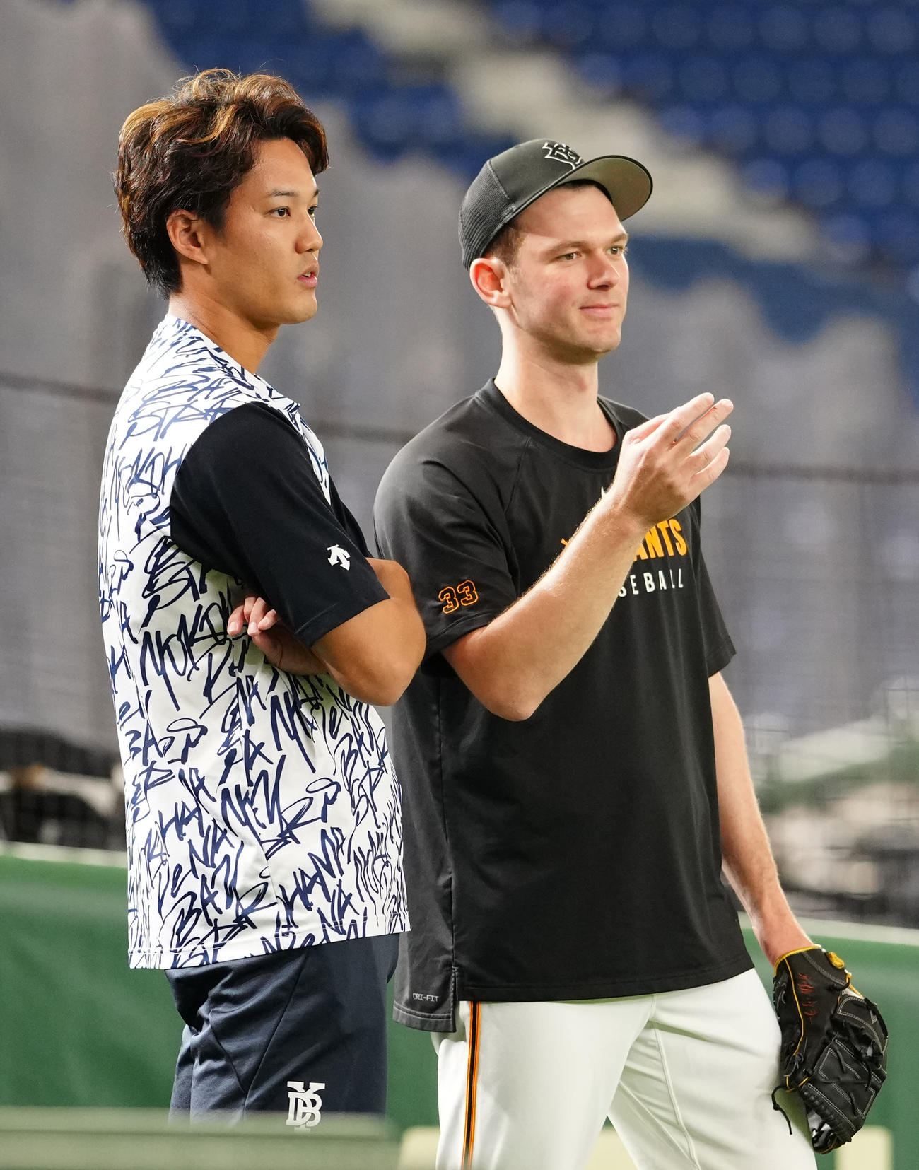 巨人対DeNA　試合前、巨人ケラー（右）と言葉を交わすDeNA藤浪（撮影・江口和貴）