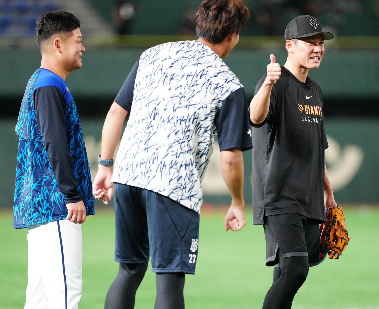 巨人対DeNA　試合前練習中、DeNA藤浪（中央）にサムズアップポーズを見せる巨人坂本。左はDeNA筒香（撮影・江口和貴）