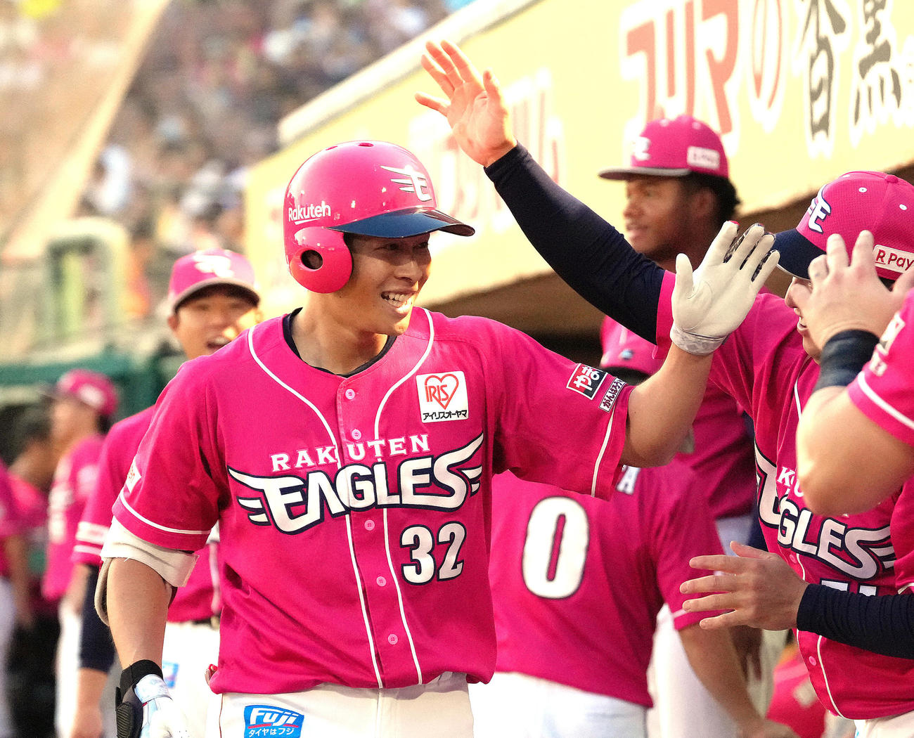 楽天対オリックス　1回裏楽天無死、先頭打者本塁打を放ち、祝福に笑顔を見せる中島（撮影・足立雅史）