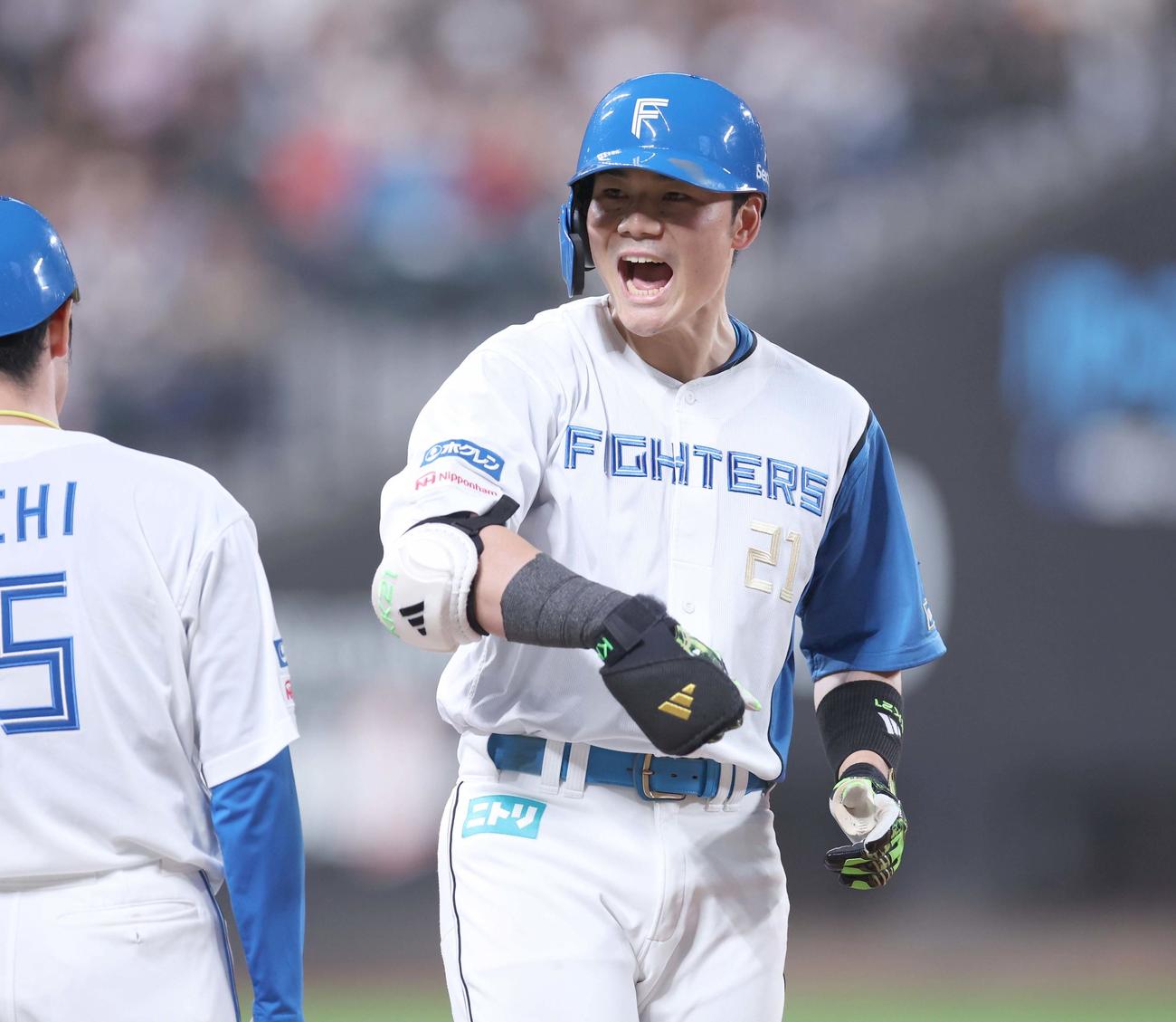 日本ハム対ソフトバンク　3回裏日本ハム2死一、二塁、中前適時打を放ち叫ぶ清宮幸（撮影・黒川智章）