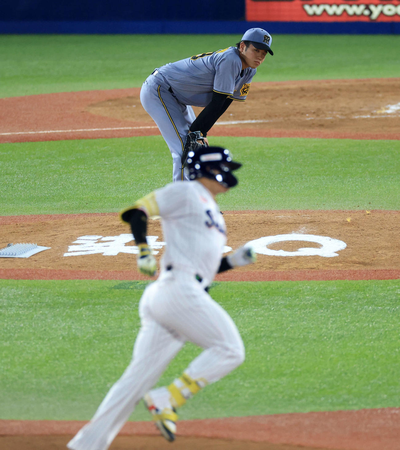 ヤクルト対阪神　4回裏ヤクルト無死、村上（手前）にソロ本塁打を浴びがっくりの高橋（撮影・浅見桂子）