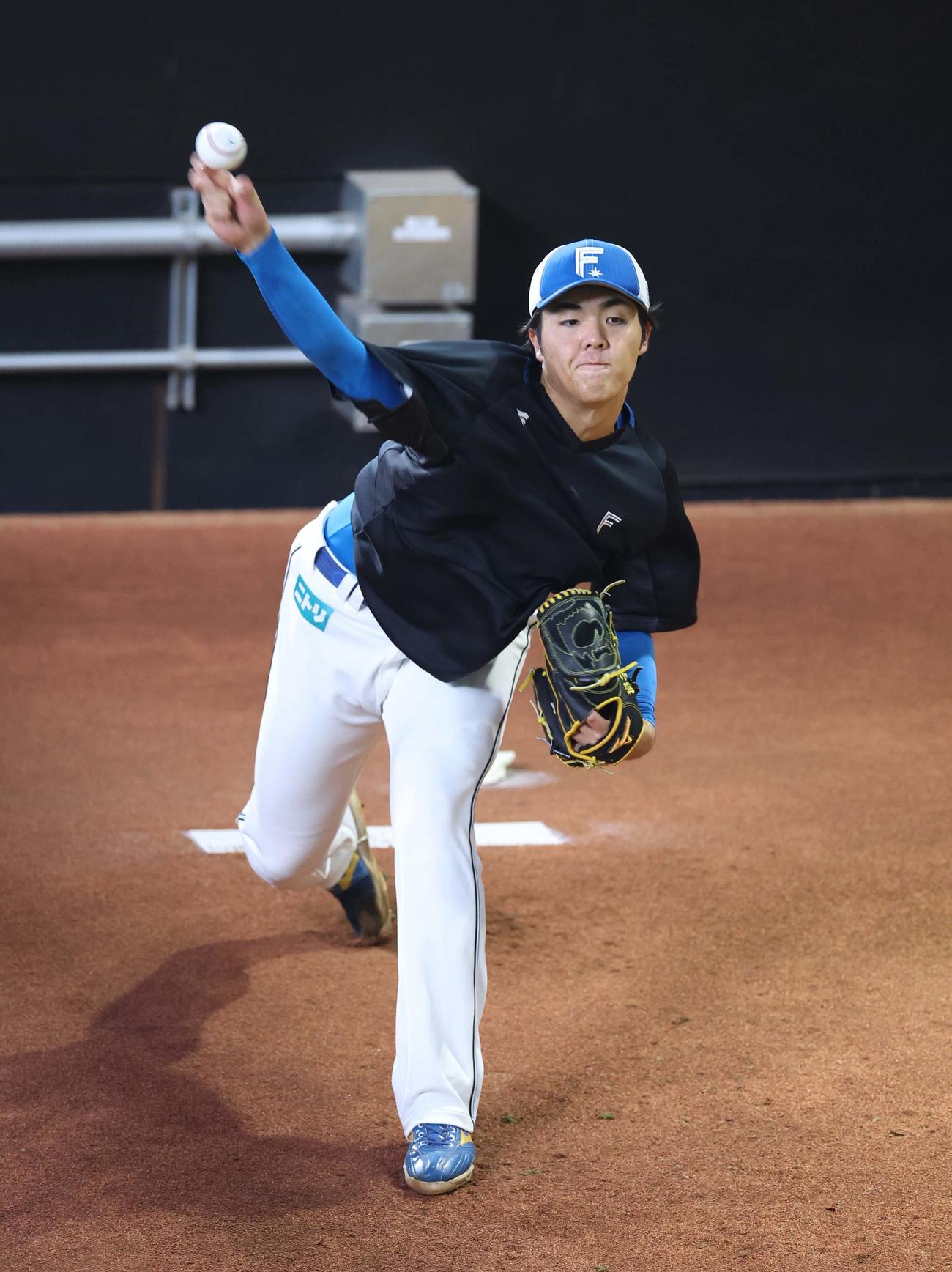 日本ハム対ソフトバンク　ブルペンで投球する柴田（撮影・黒川智章）